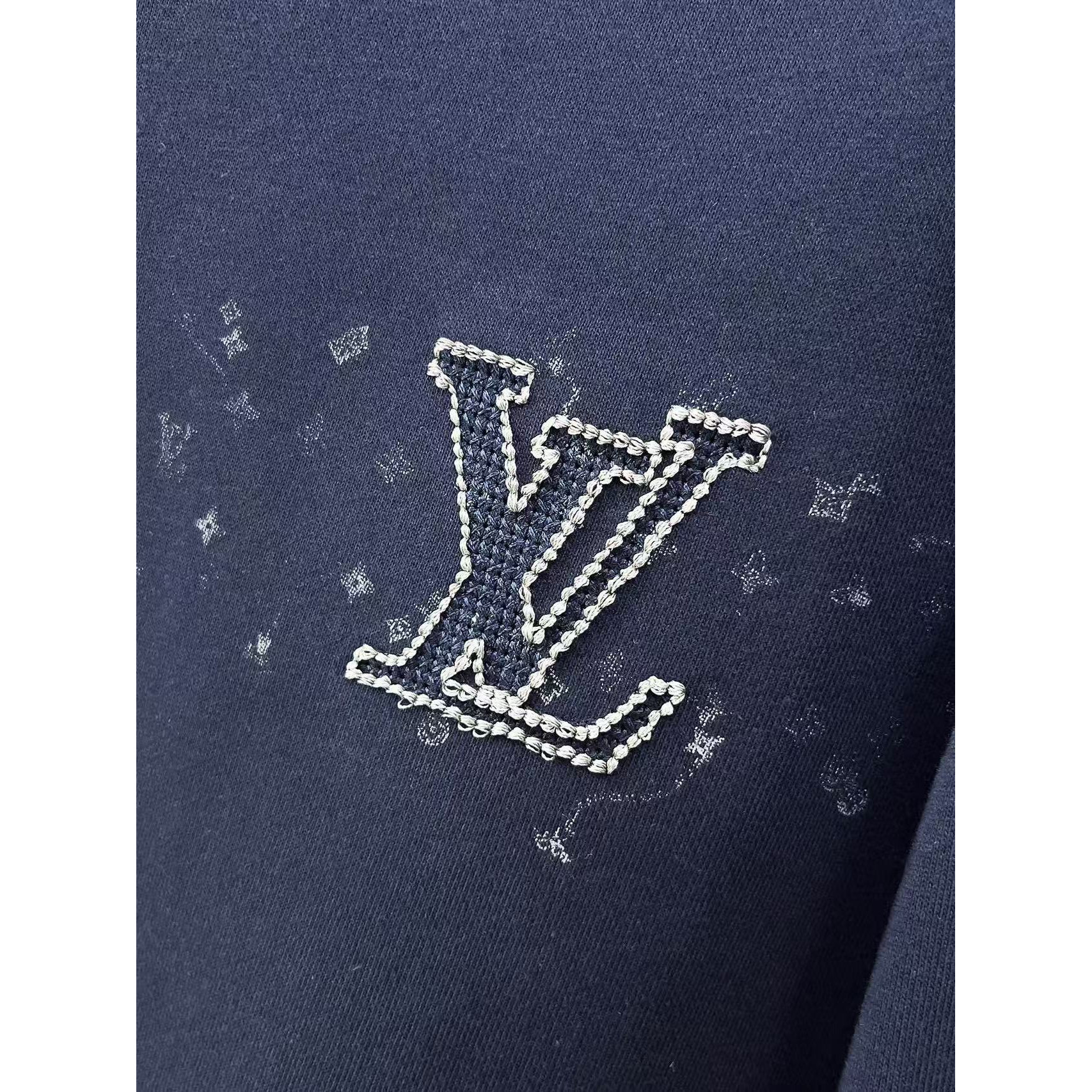<p>LV&nbsp;&nbsp;圓領長袖T恤(藏青)</p>