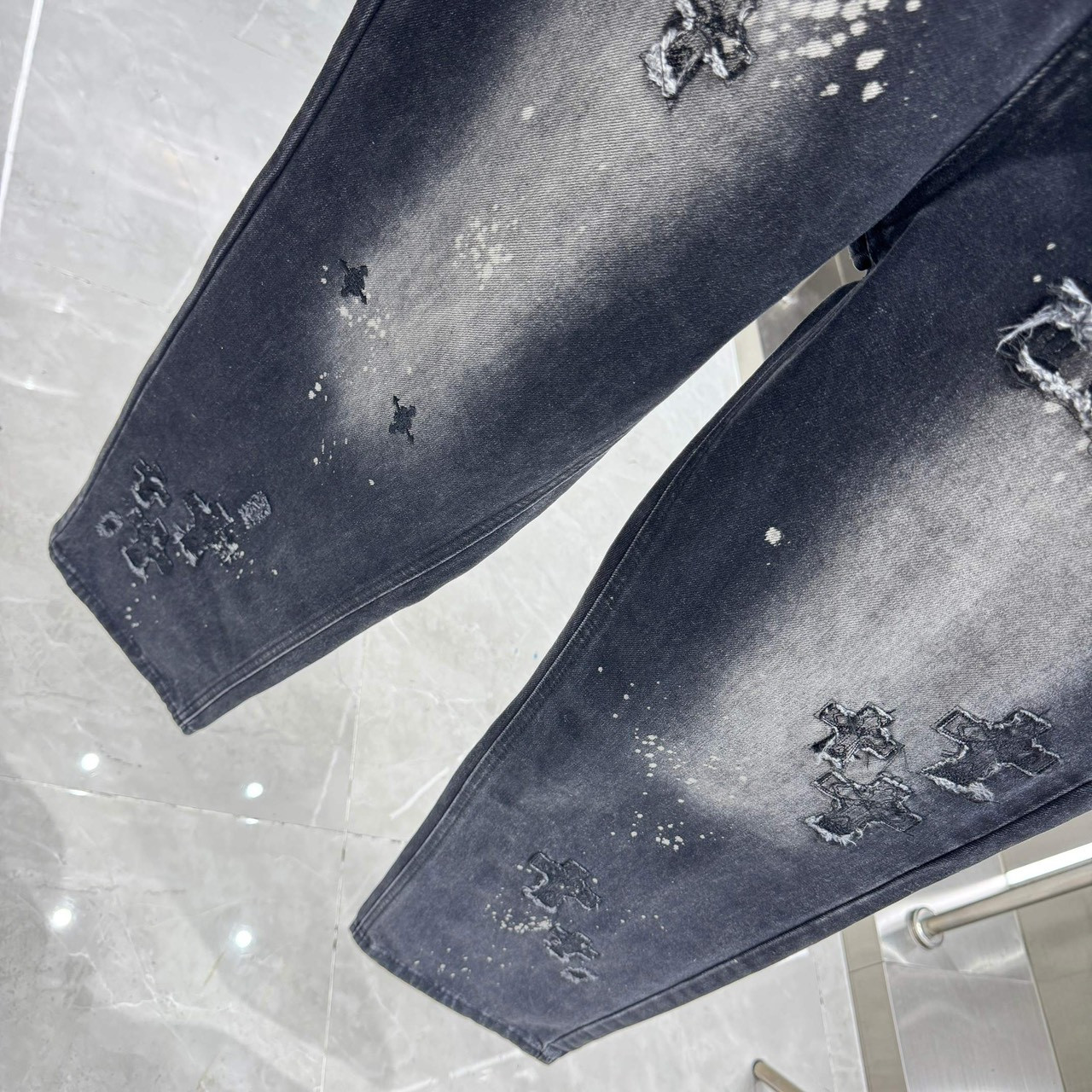 <p>CHROME HEARTS 十字架磨破牛仔裤(黑)</p>