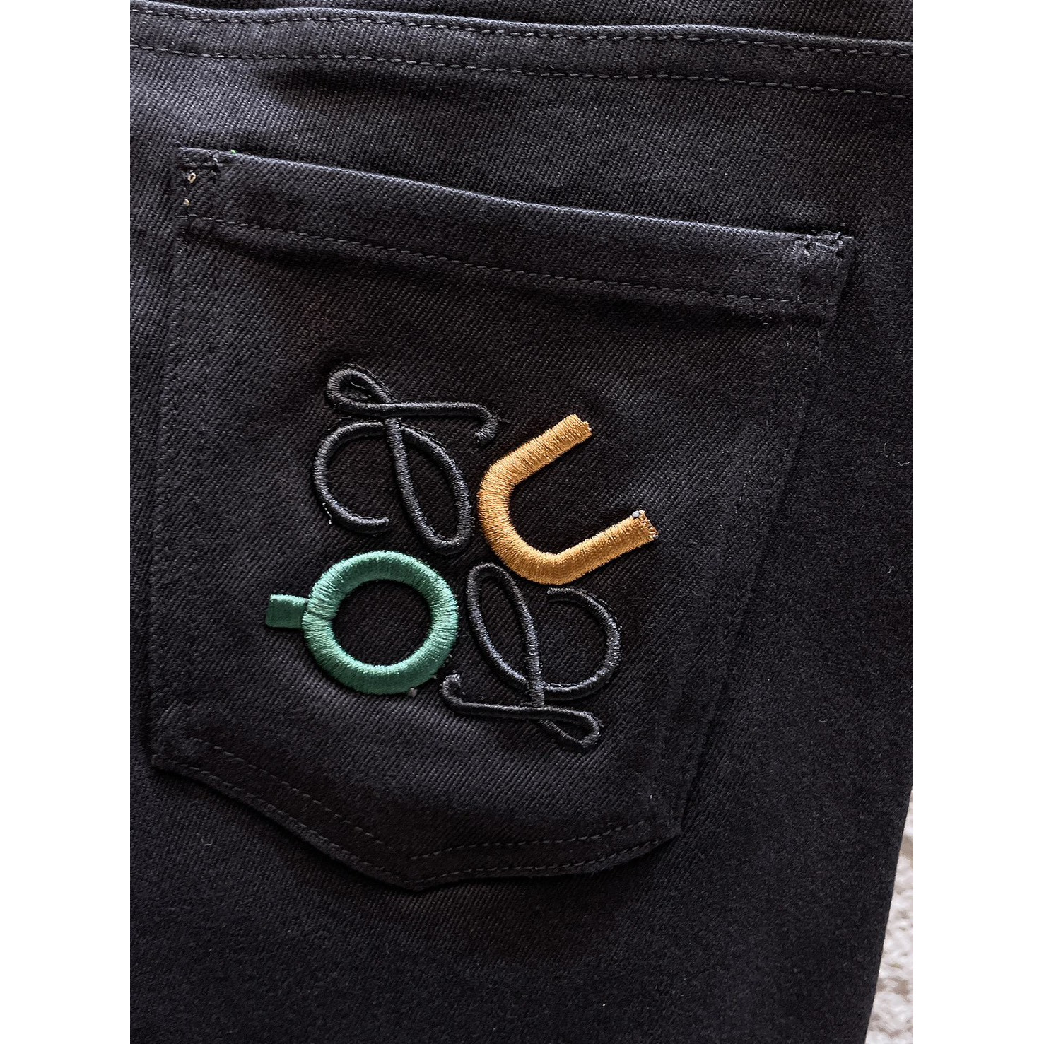 <p>LOEWE&nbsp;高端牛仔裤(黑)</p>