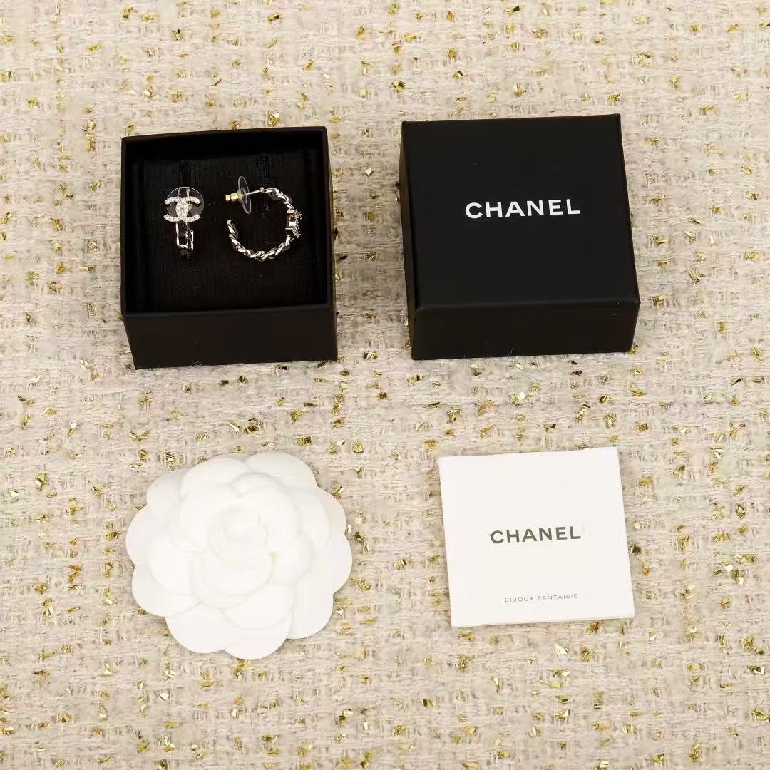 <p>CHANEL&nbsp;穿皮双c耳圈</p>