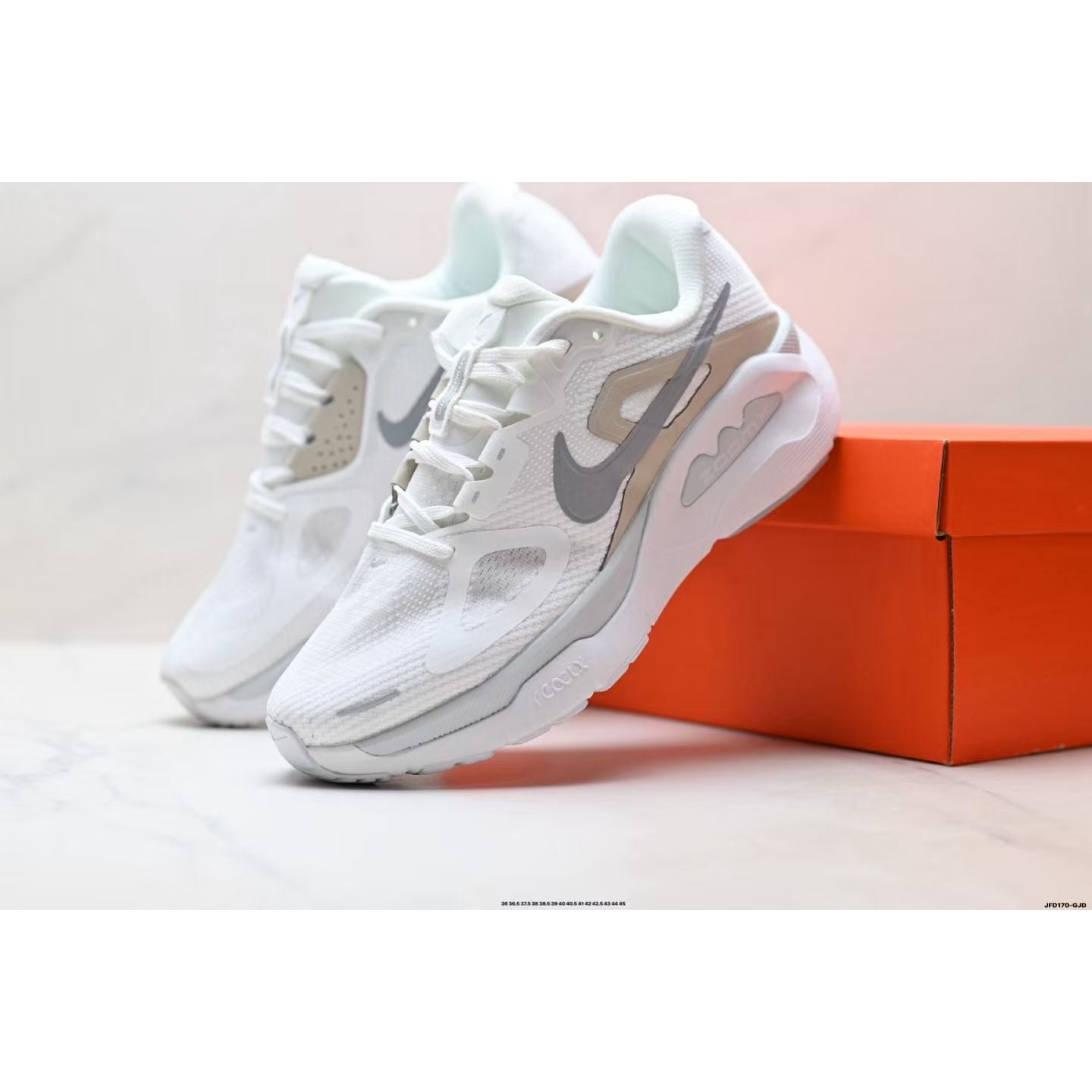 <p>NIKE STRUCTURE PLUS&nbsp; 低帮跑步鞋(白)</p>