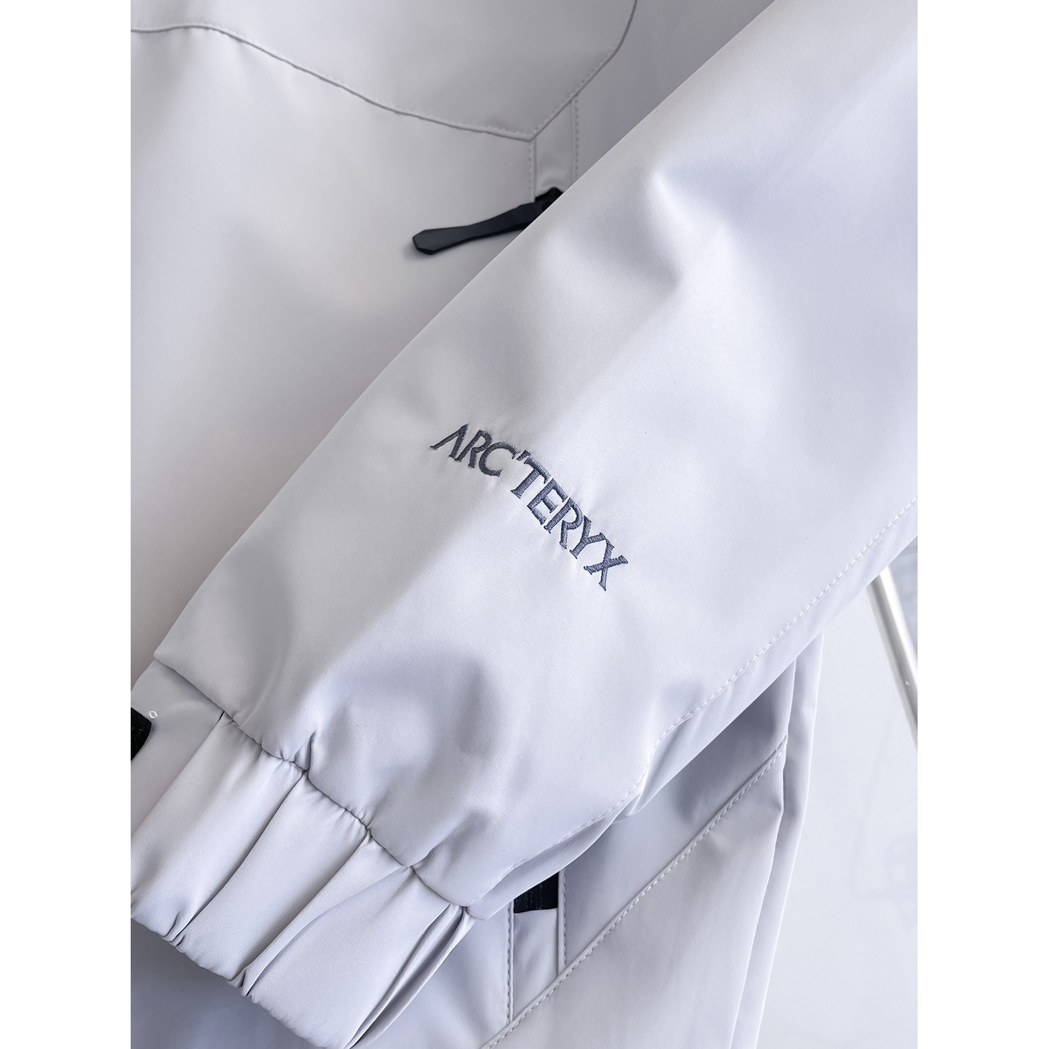 <p>Arc'teryx&nbsp;男士夹克外套(白)</p>