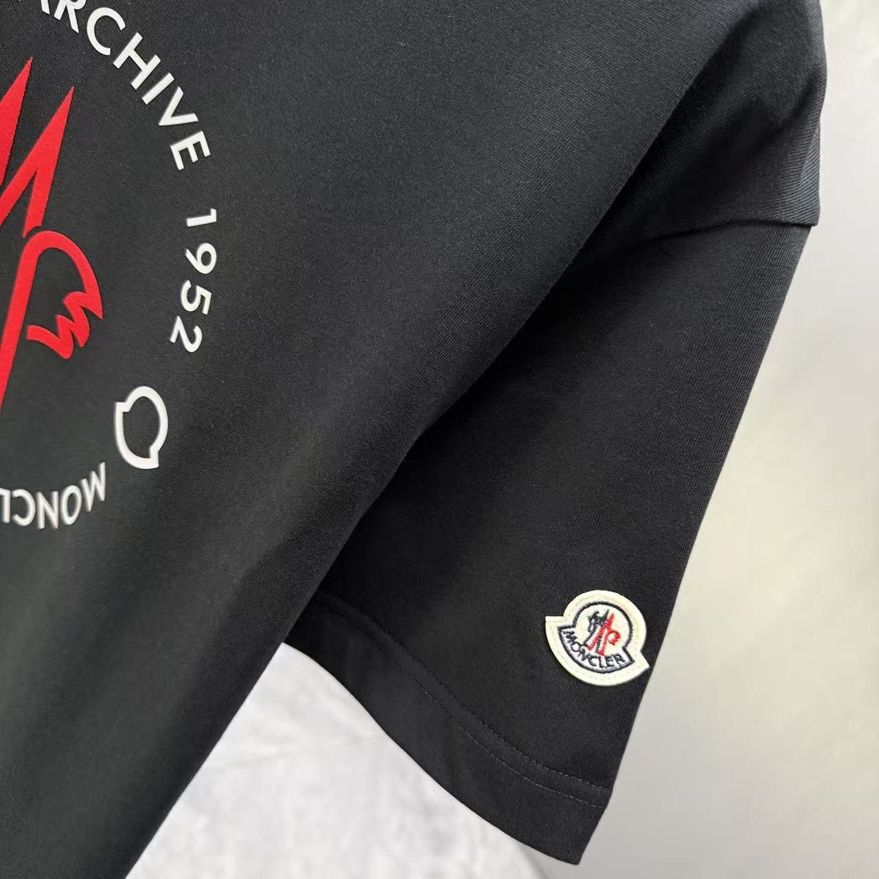 <p>Moncler 短袖T恤(黑)</p>