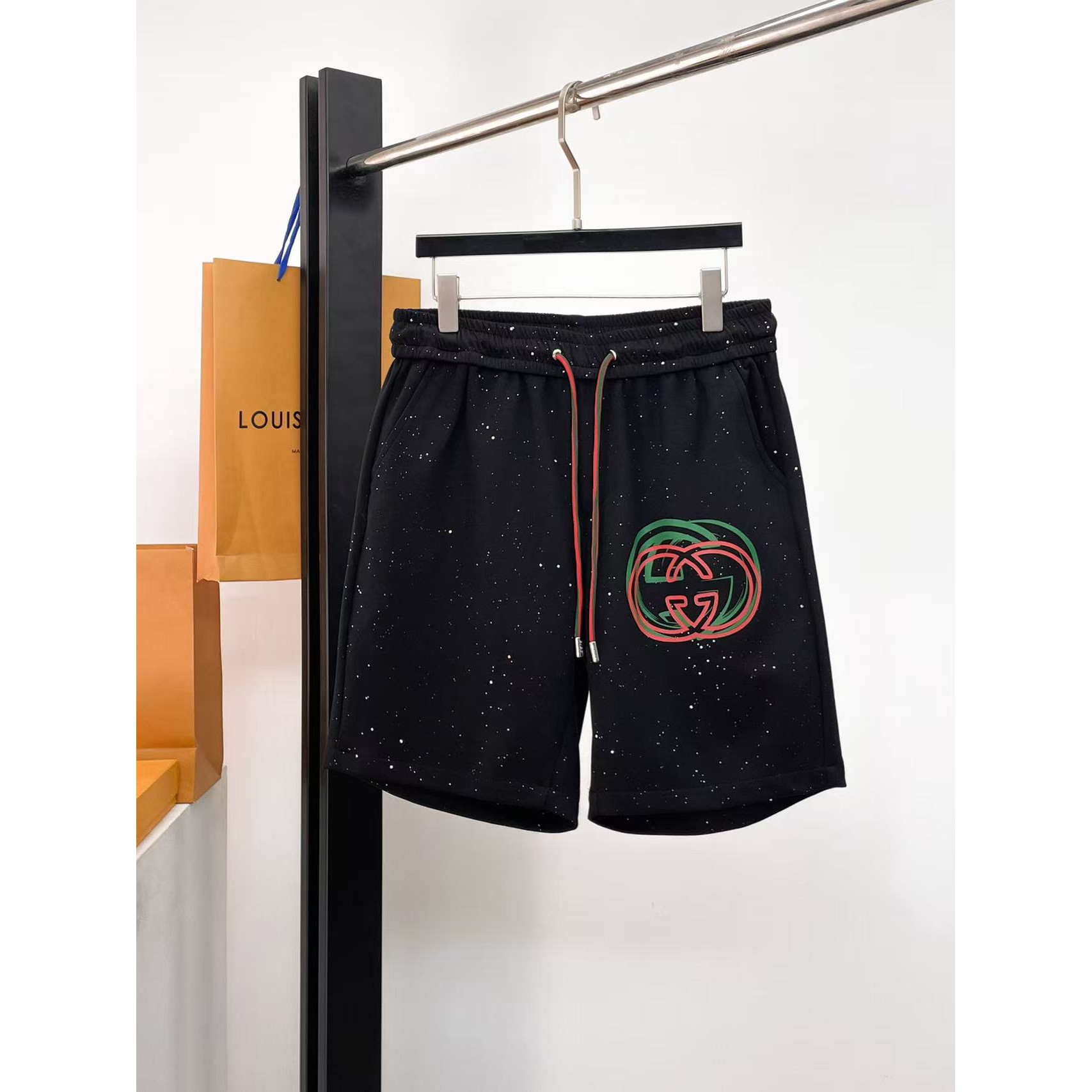 <p>GUCCI 专柜新款休闲短裤(黑)</p>