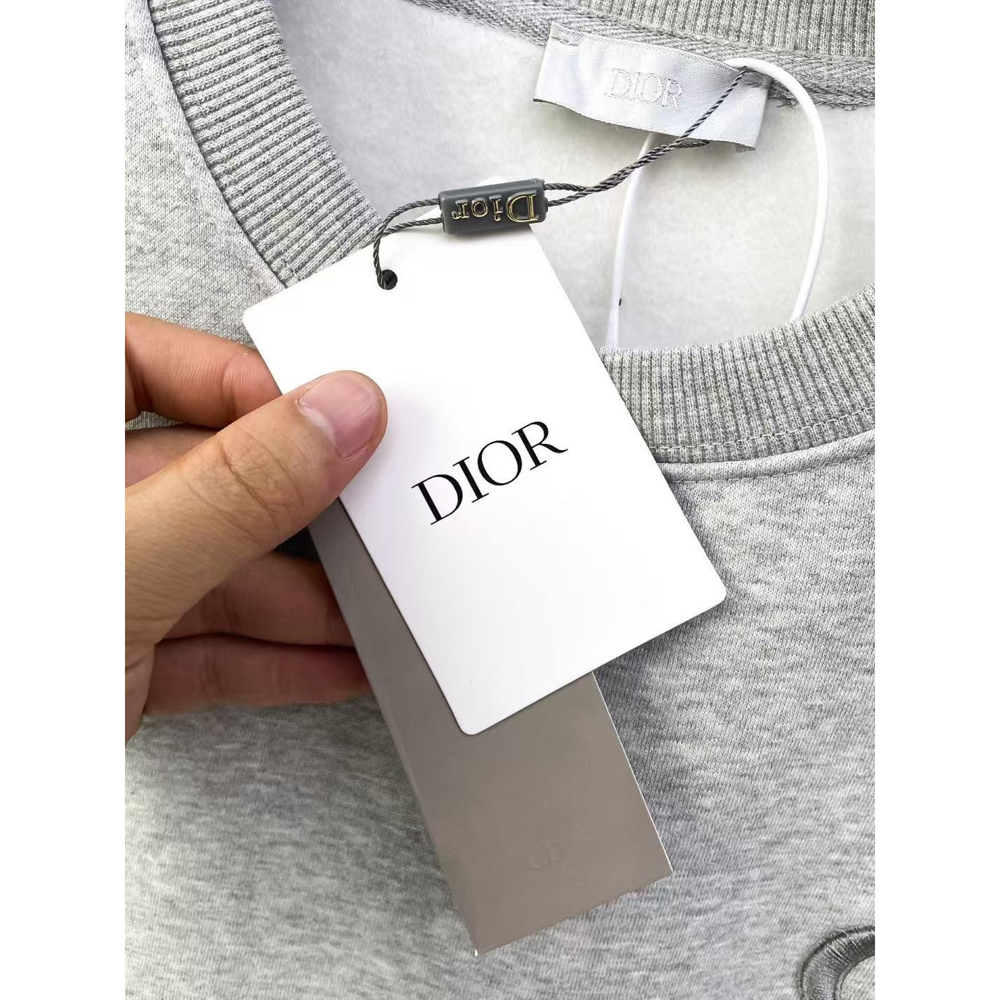 <p>DIOR 圆领卫衣(灰)</p>