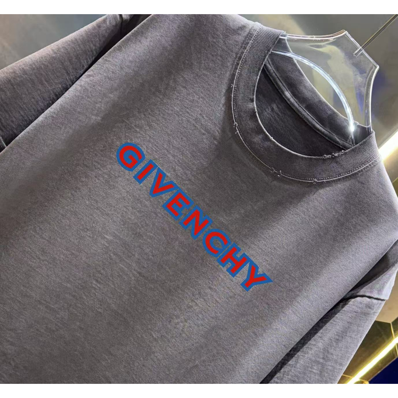 <p>Givenchy&nbsp;洗水磨破短袖T恤(洗水褐)</p>