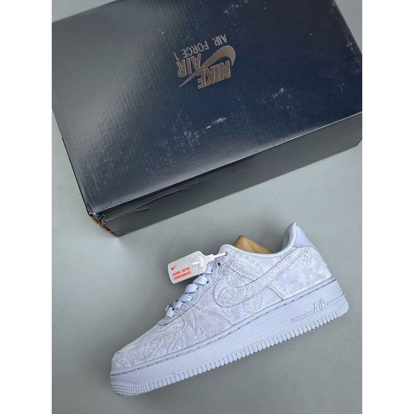 <p>NIKE AIR FORCE 1 '07 LV8 (白)</p>
