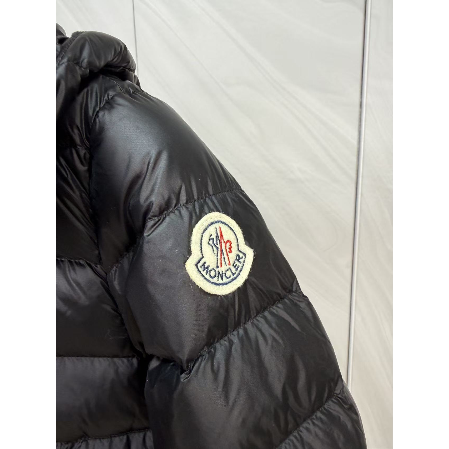 <p>Moncler 连帽中长羽绒服(黑)</p>