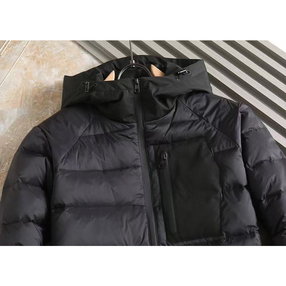 <p>MONCLER 羽绒服(黑)</p>