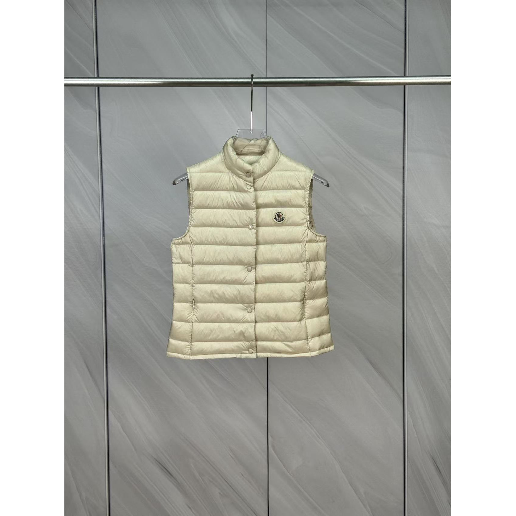 <p>Moncler Liane女士立领羽绒服(米)</p>