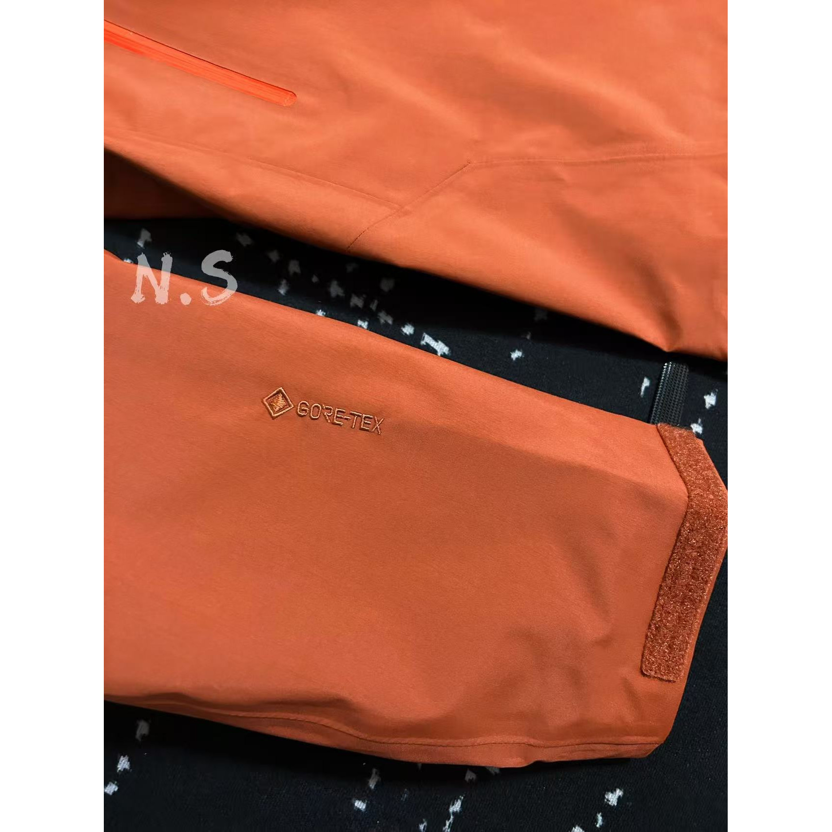 <p>Arc'teryx Beta系列 SL GORE-TEX 硬壳刺绣连帽防水防风透气冲锋衣 (红衫色)</p>