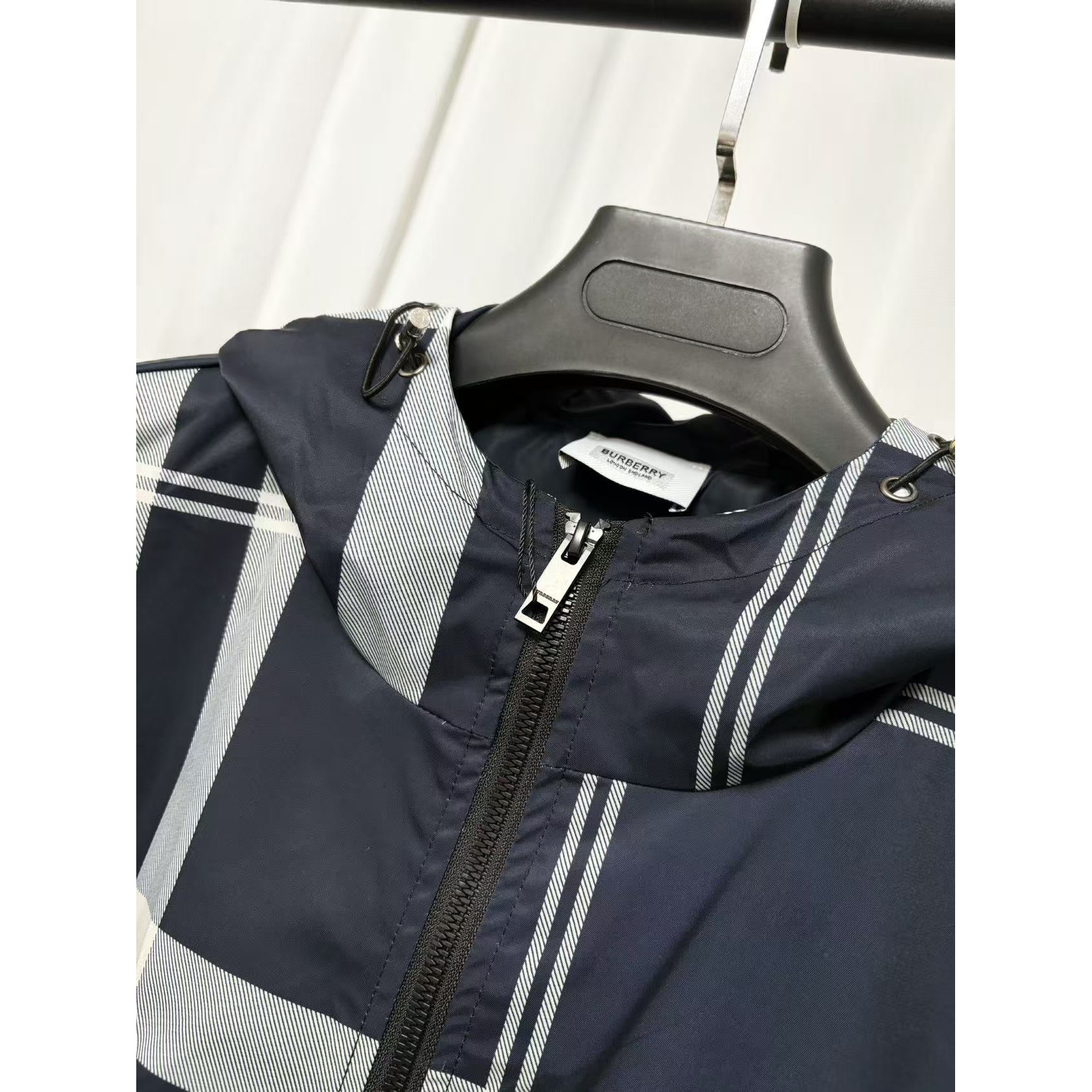 <p>Burberry 夹克外套(黑)</p>