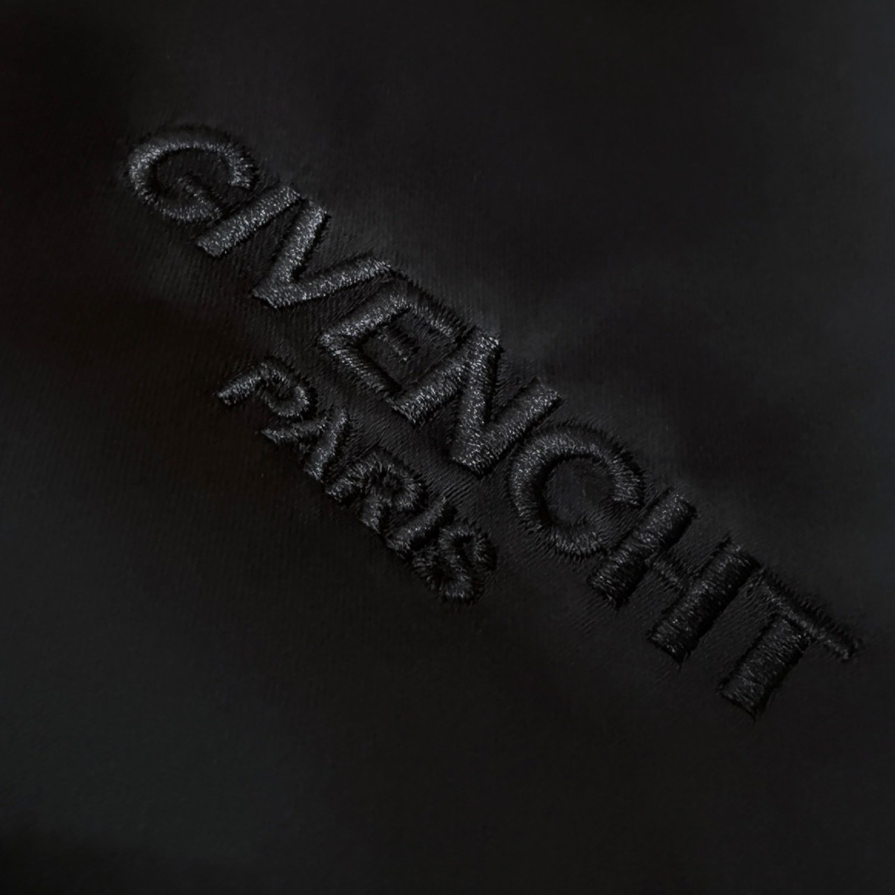 <p>Givenchy&nbsp;棒球外套</p>