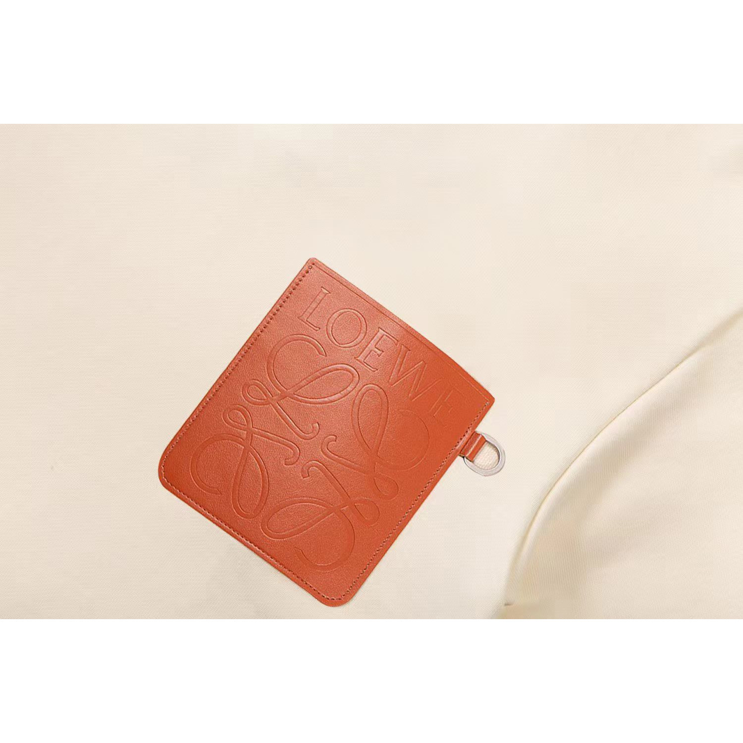 <p>Loewe logo皮口袋连帽卫衣(杏)</p>