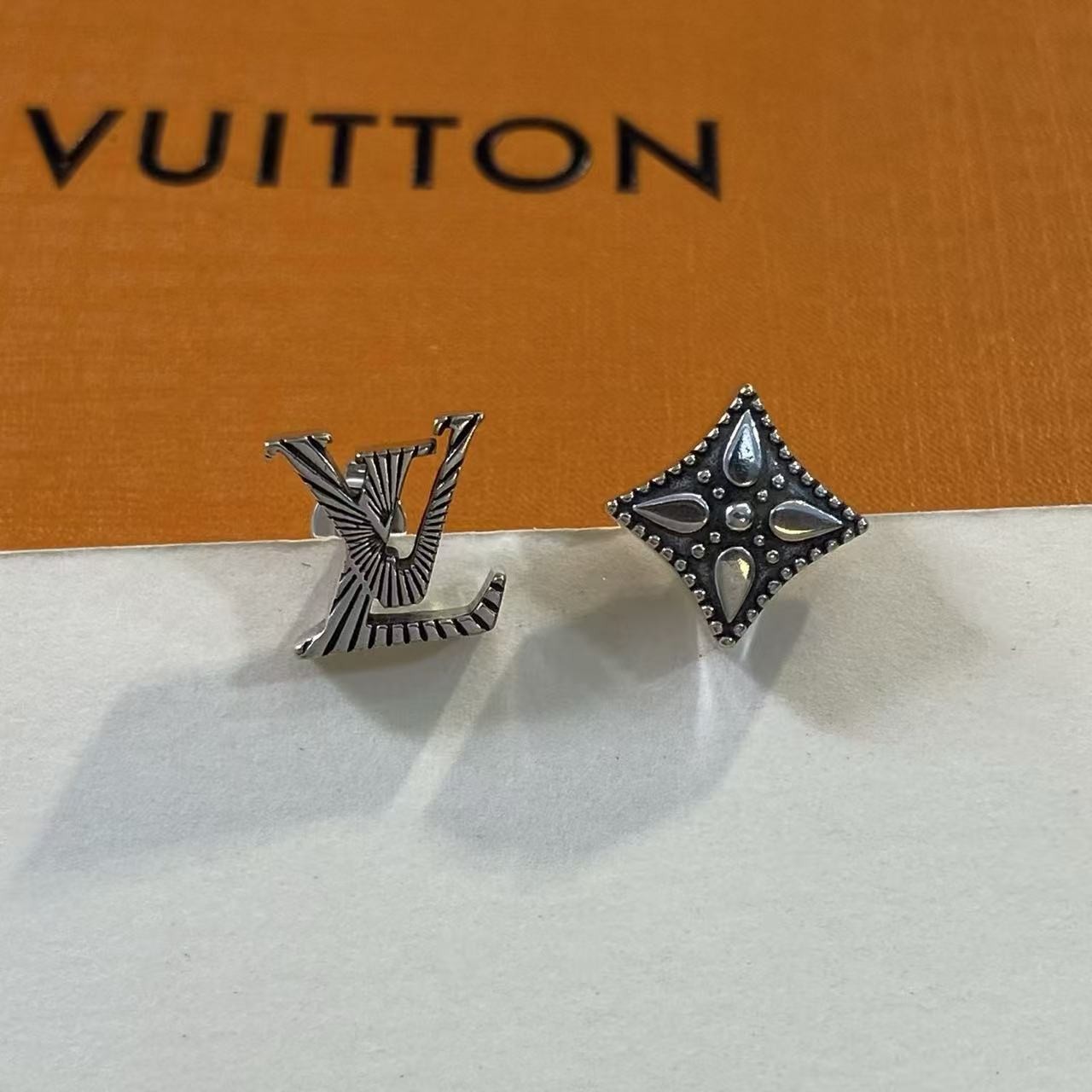 <p>LV&nbsp;浮雕花卉古银色耳钉</p>