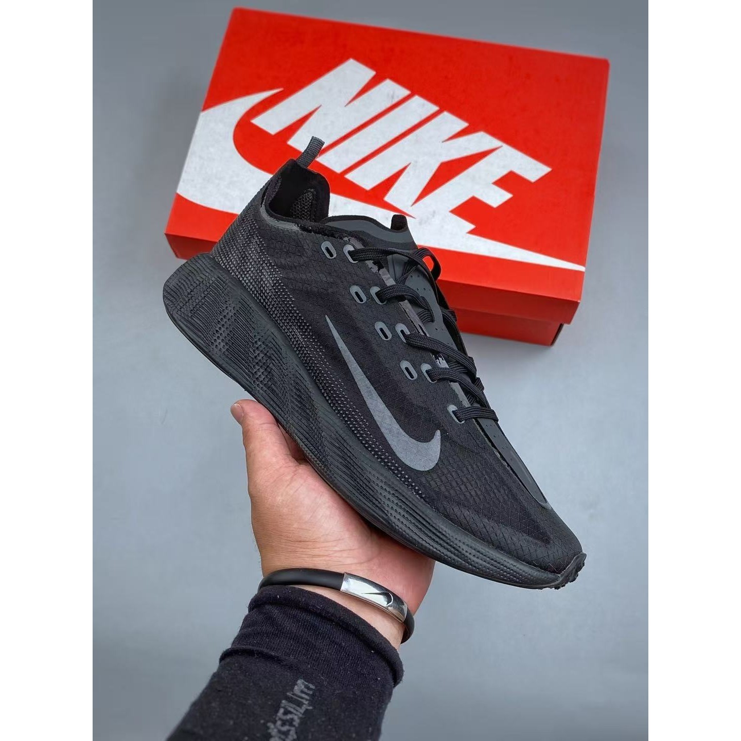 <p>Nike AVA X 透气支撑跑步鞋(黑灰)</p>