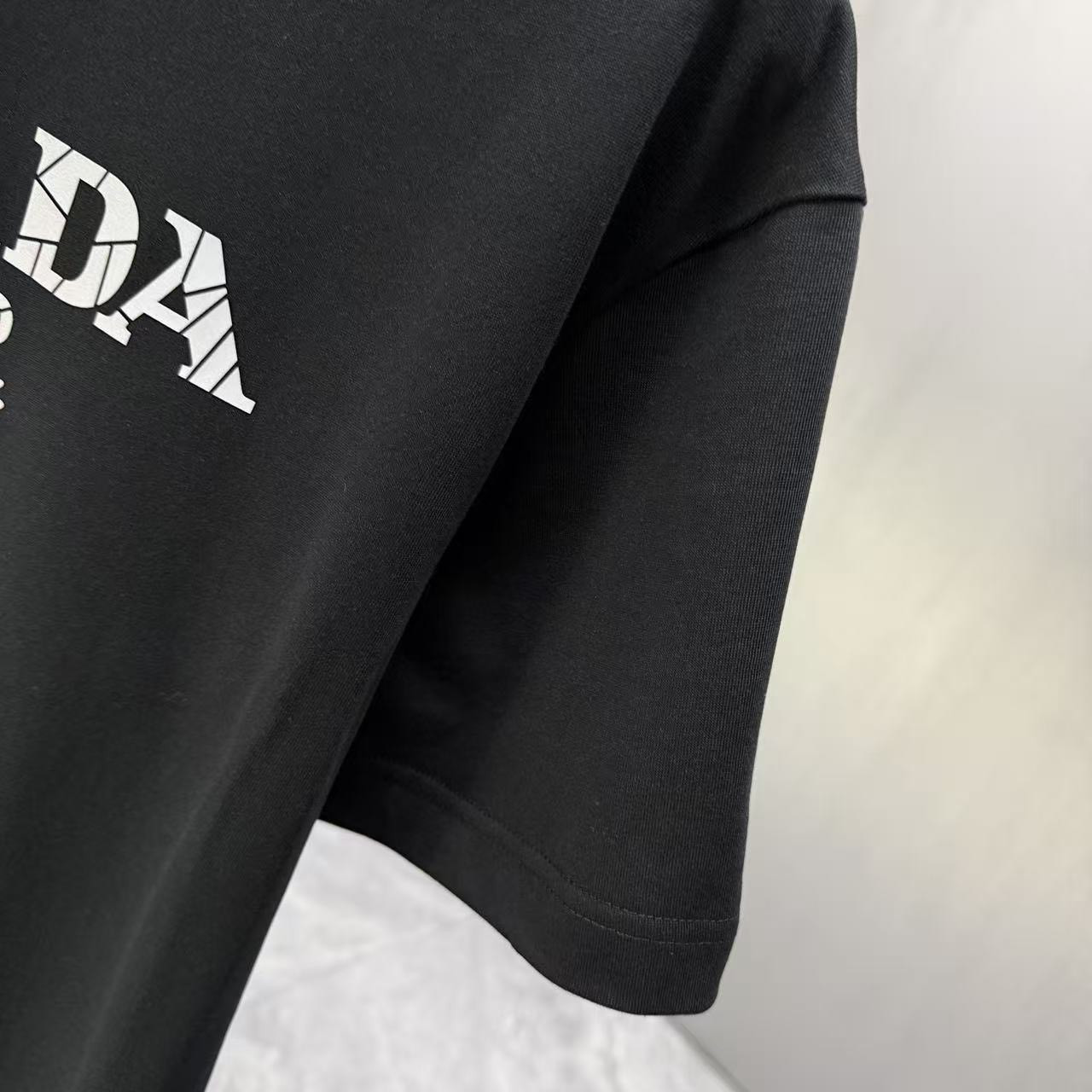 <p>Prada 短袖T恤(黑)</p>
