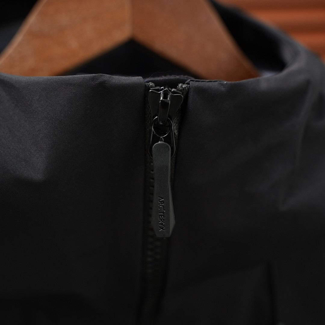 <p>ARC'TERYX &nbsp;BETA SV JACKET 增强防水防风连帽硬壳外套(黑)&nbsp;</p>