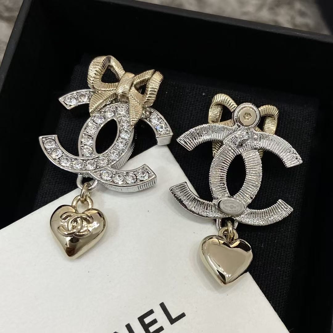 <p>CHANEL 浅金蝴蝶结银双耳钉</p>
