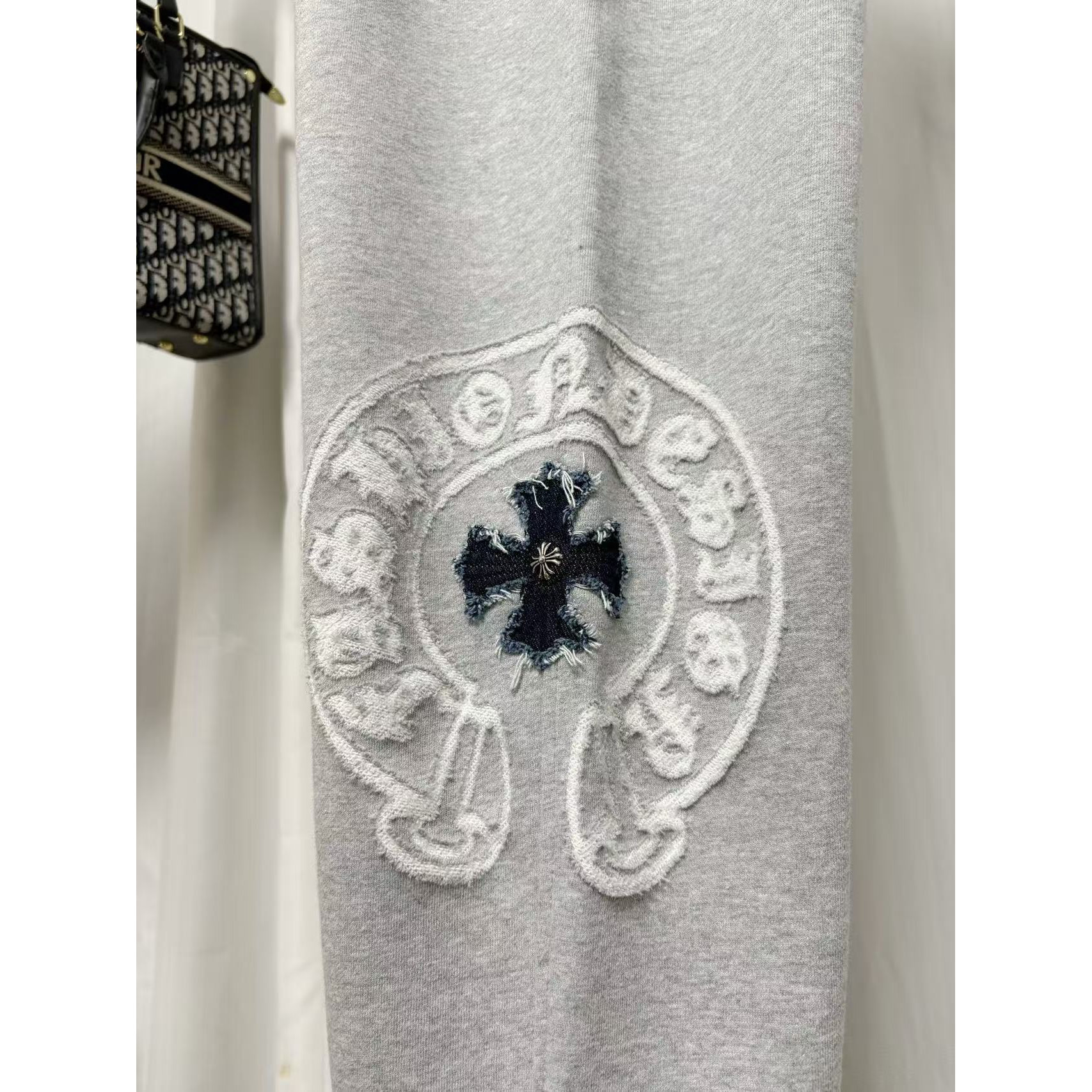 <p>Chrome Hearts 休闲长裤(灰)<br />
&nbsp;</p>