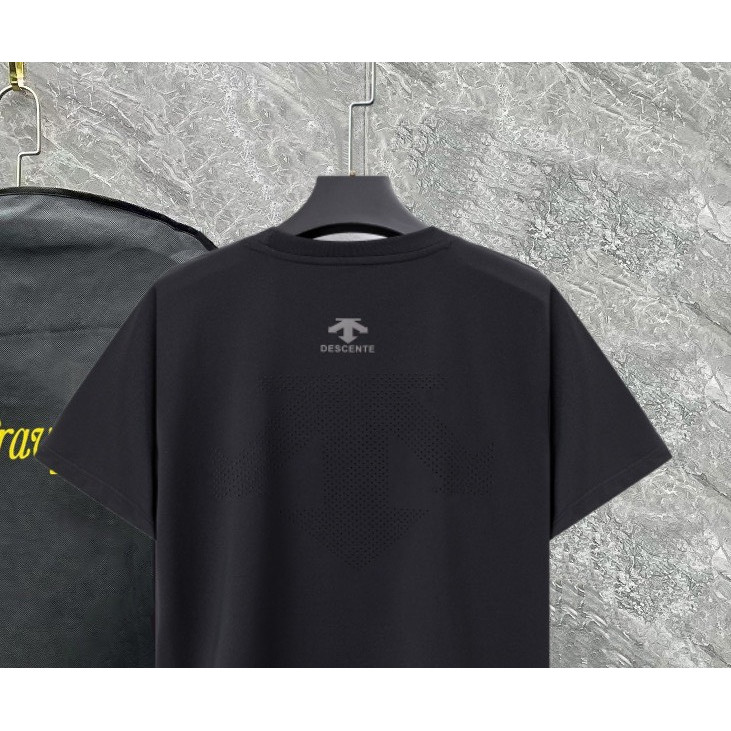 <p>DESCENTE 速干机能短袖T恤(黑)</p>