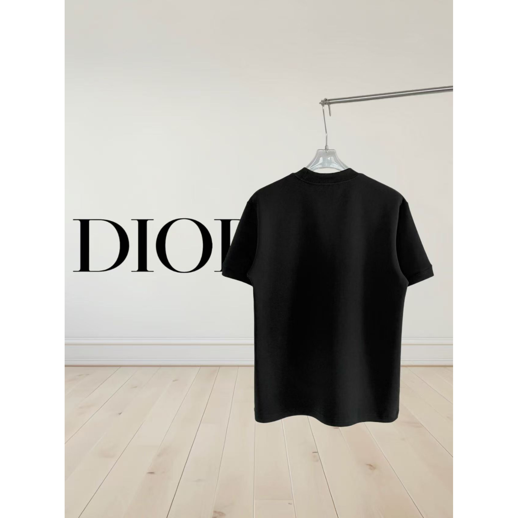 <p>DIOR&nbsp;刺绣短袖T恤(黑)</p>