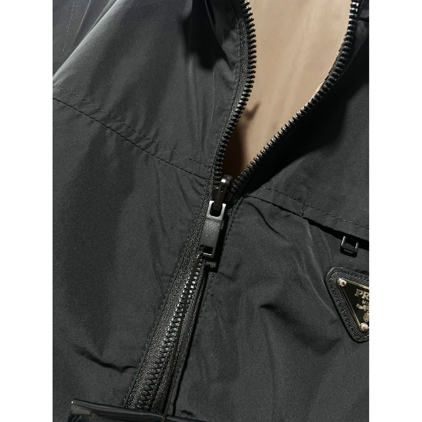 <p>PRADA&nbsp;马克外套(黑)</p>