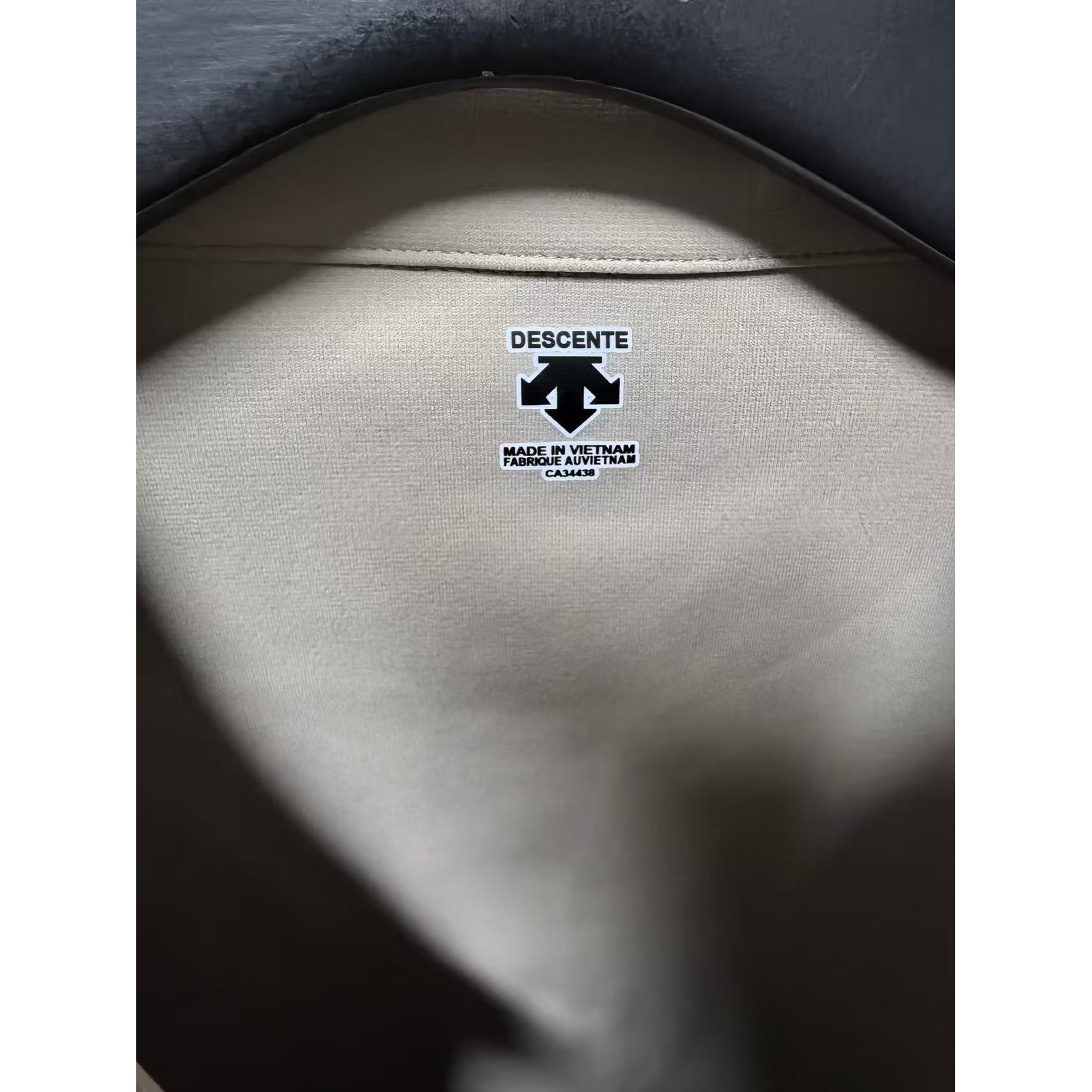 <p>Descente 翻领长袖打底(卡其)</p>