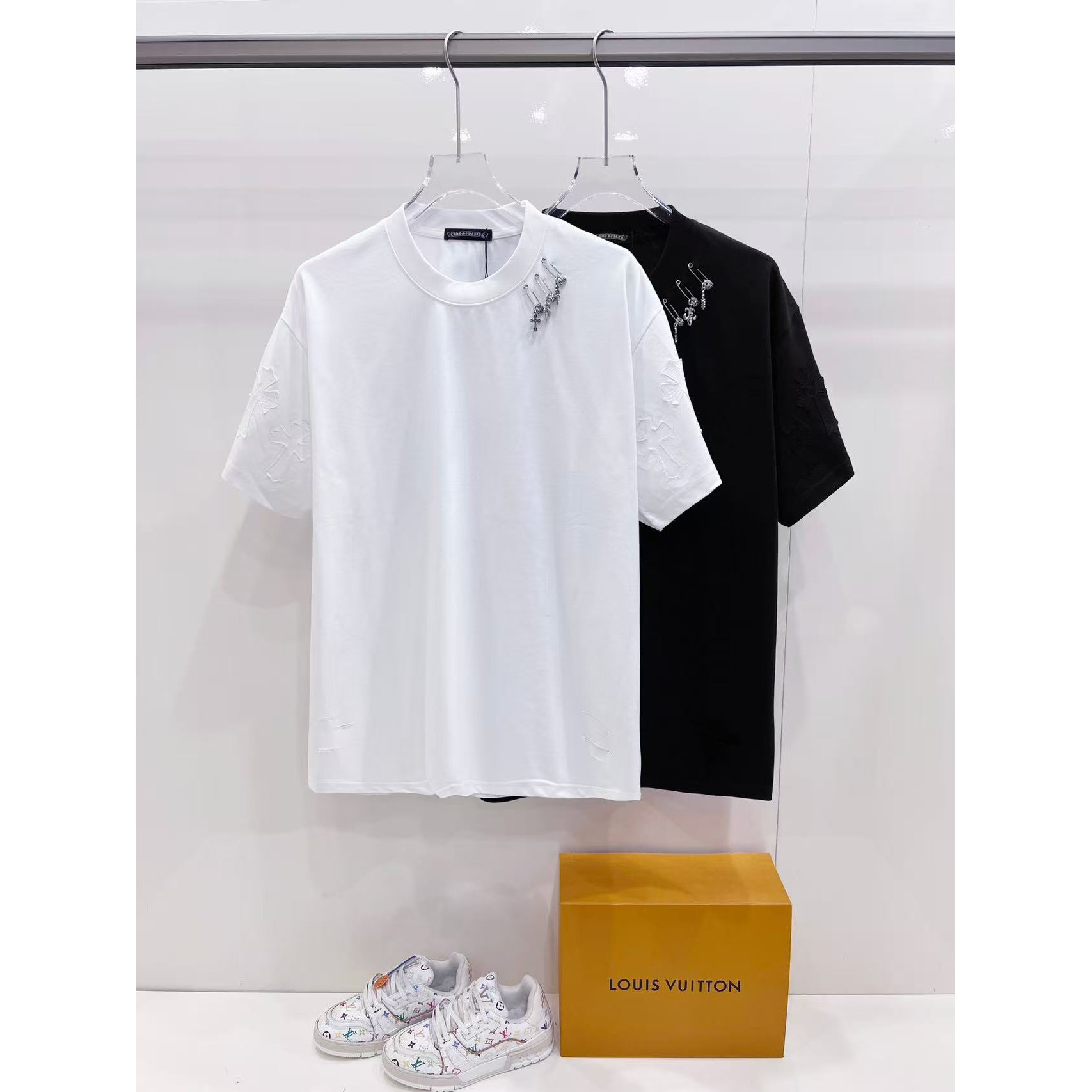 <p>CHROME HEARTS 破洞别针刺绣短袖(黑)</p>