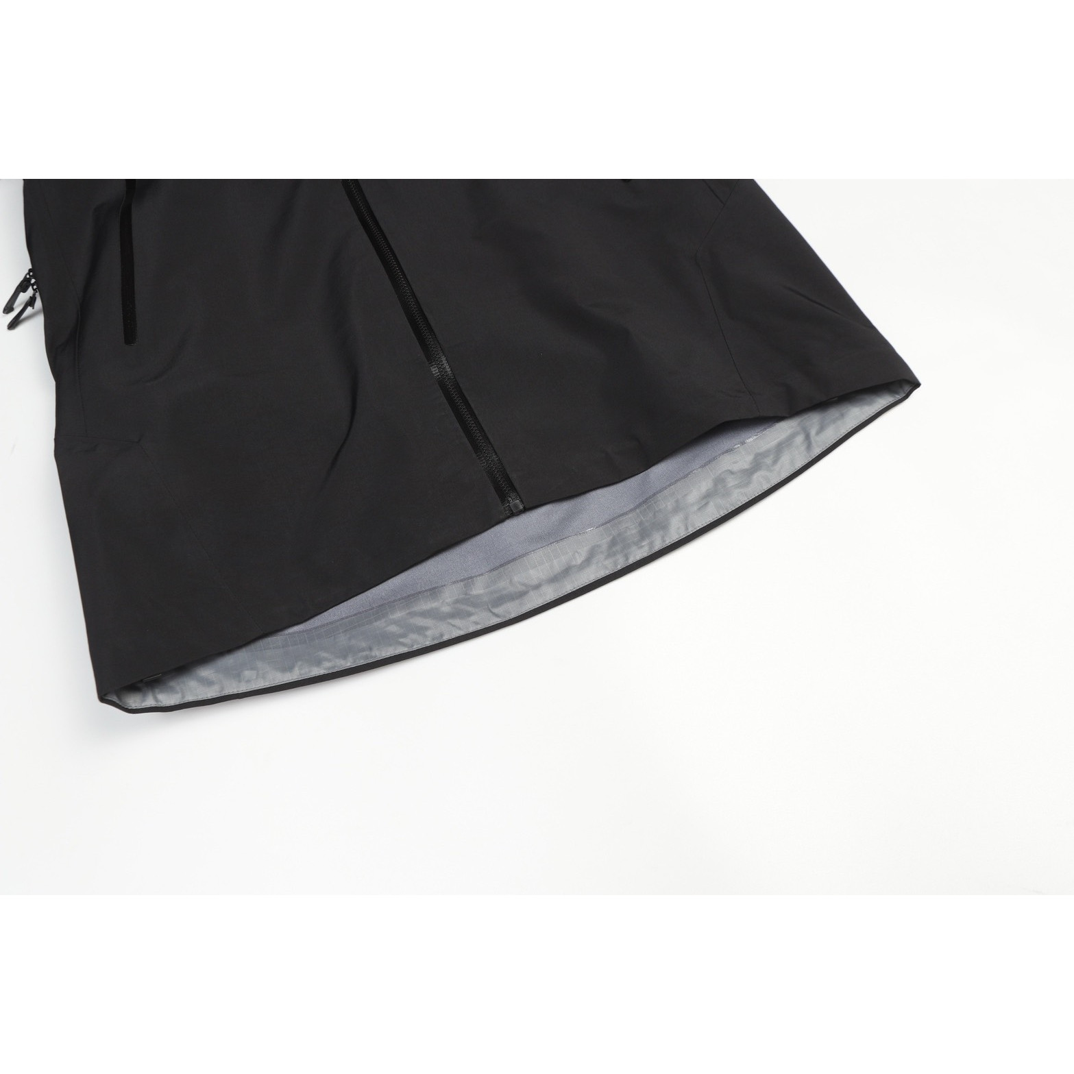 <p>Arc'teryx Bate SL 轻质透气连帽冲锋衣(黑)</p>