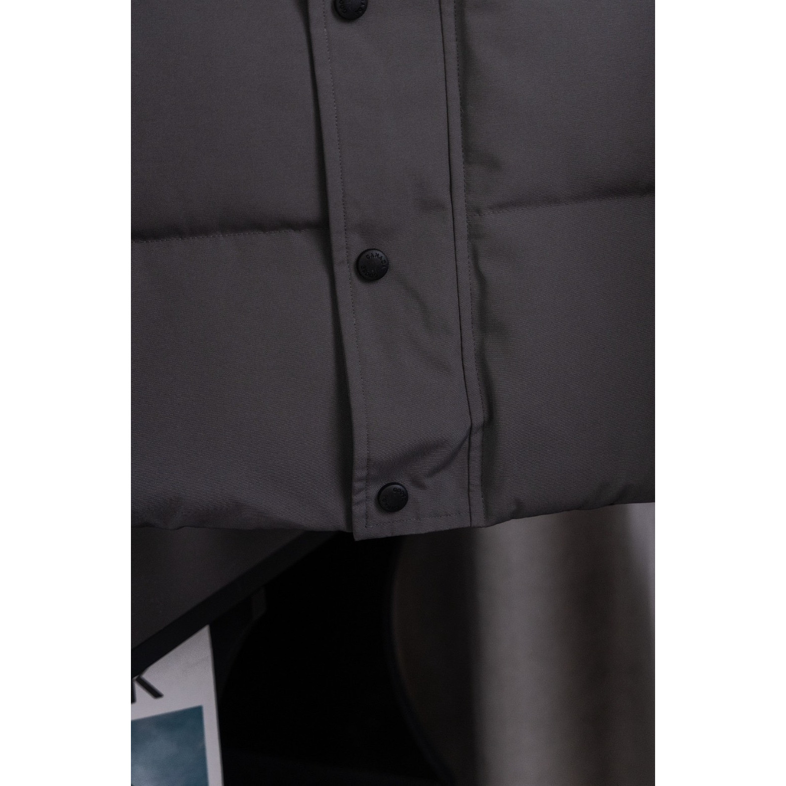 <p>Canada Goose 顶级狼毛Wyndham 2048M 29款 系列派克大衣羽绒服(灰色红标)</p>