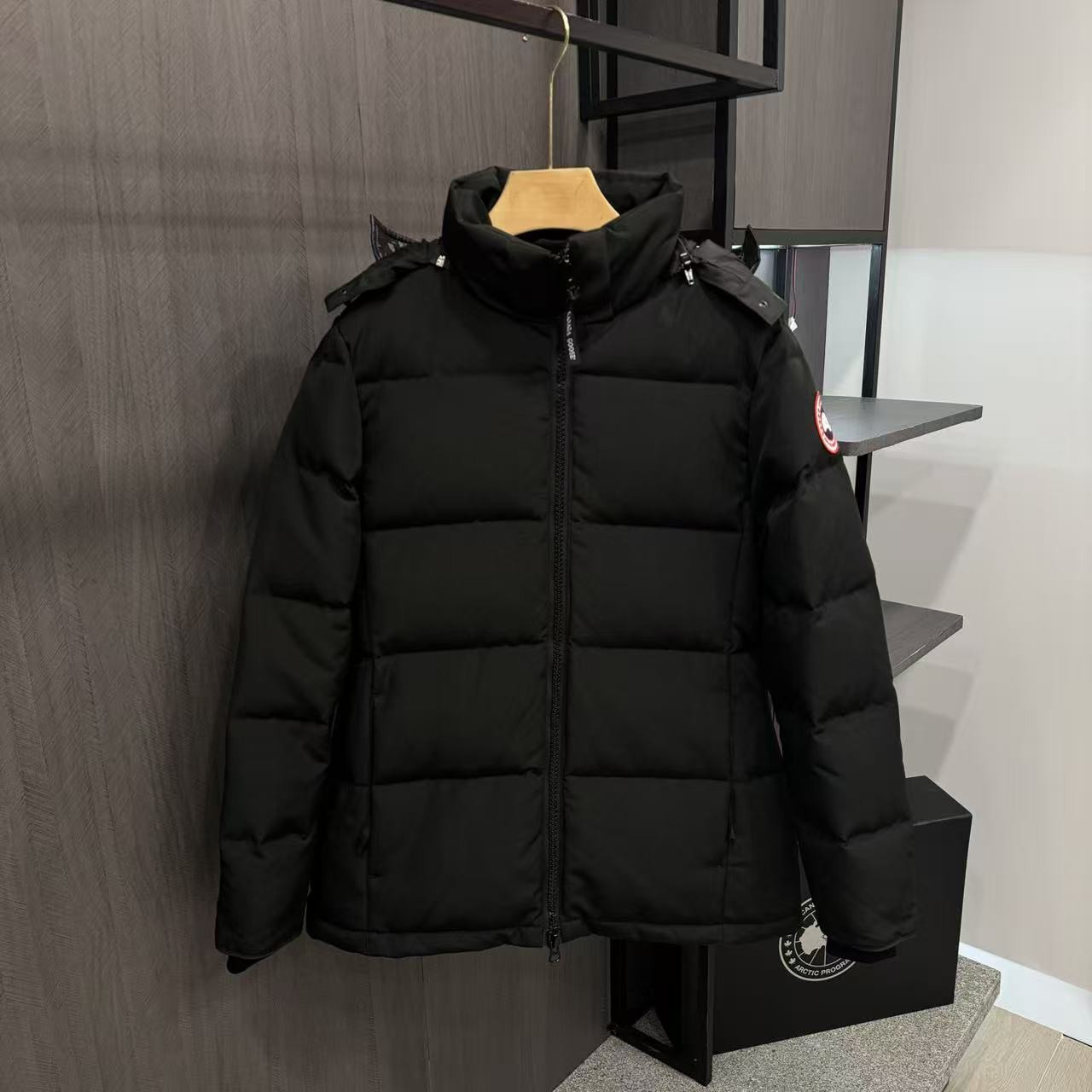 <p>Canada Goose Chelse*派克大衣羽绒服(黑色紅標)</p>
