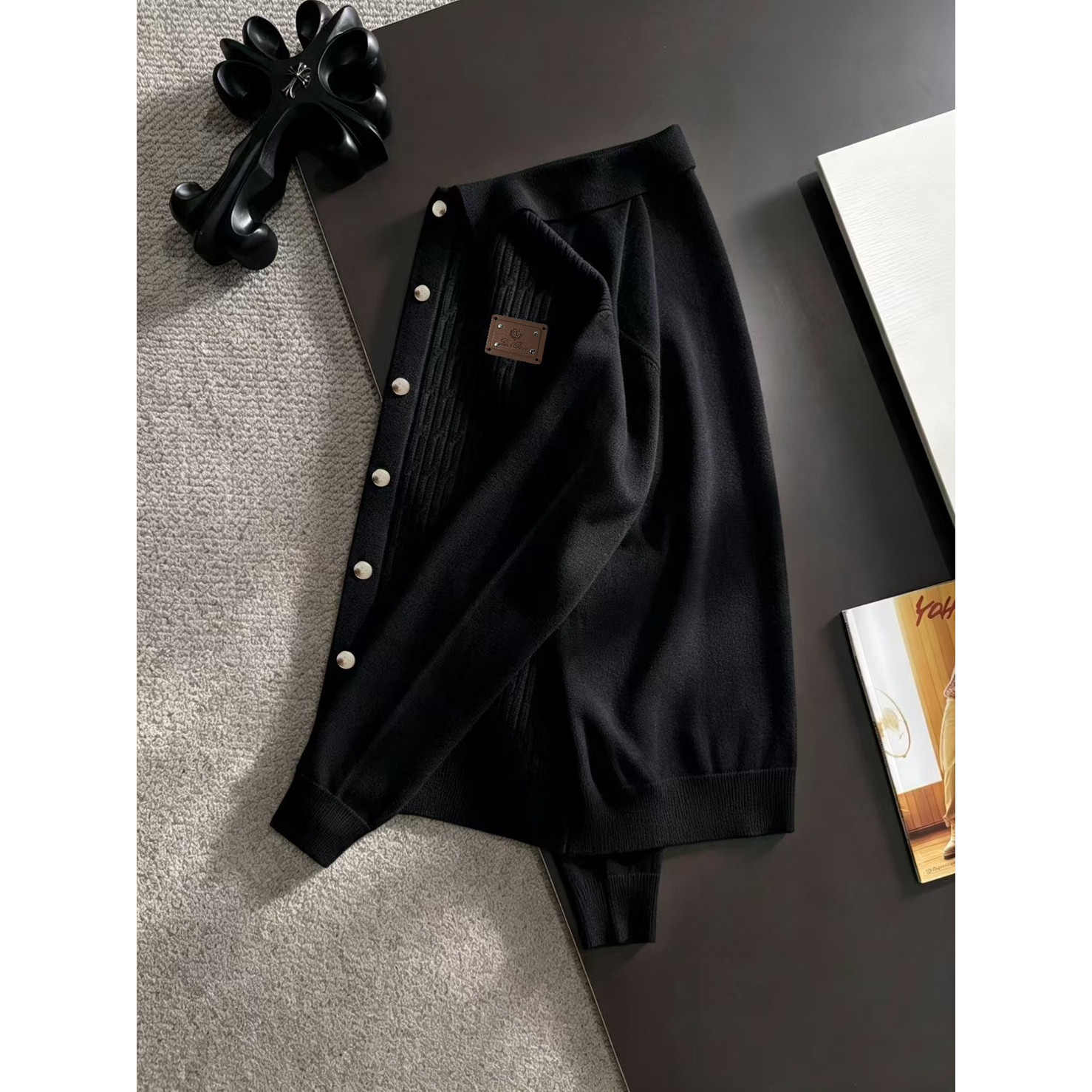 <p>Loro Piana 男士翻领针织外套(黑)</p>