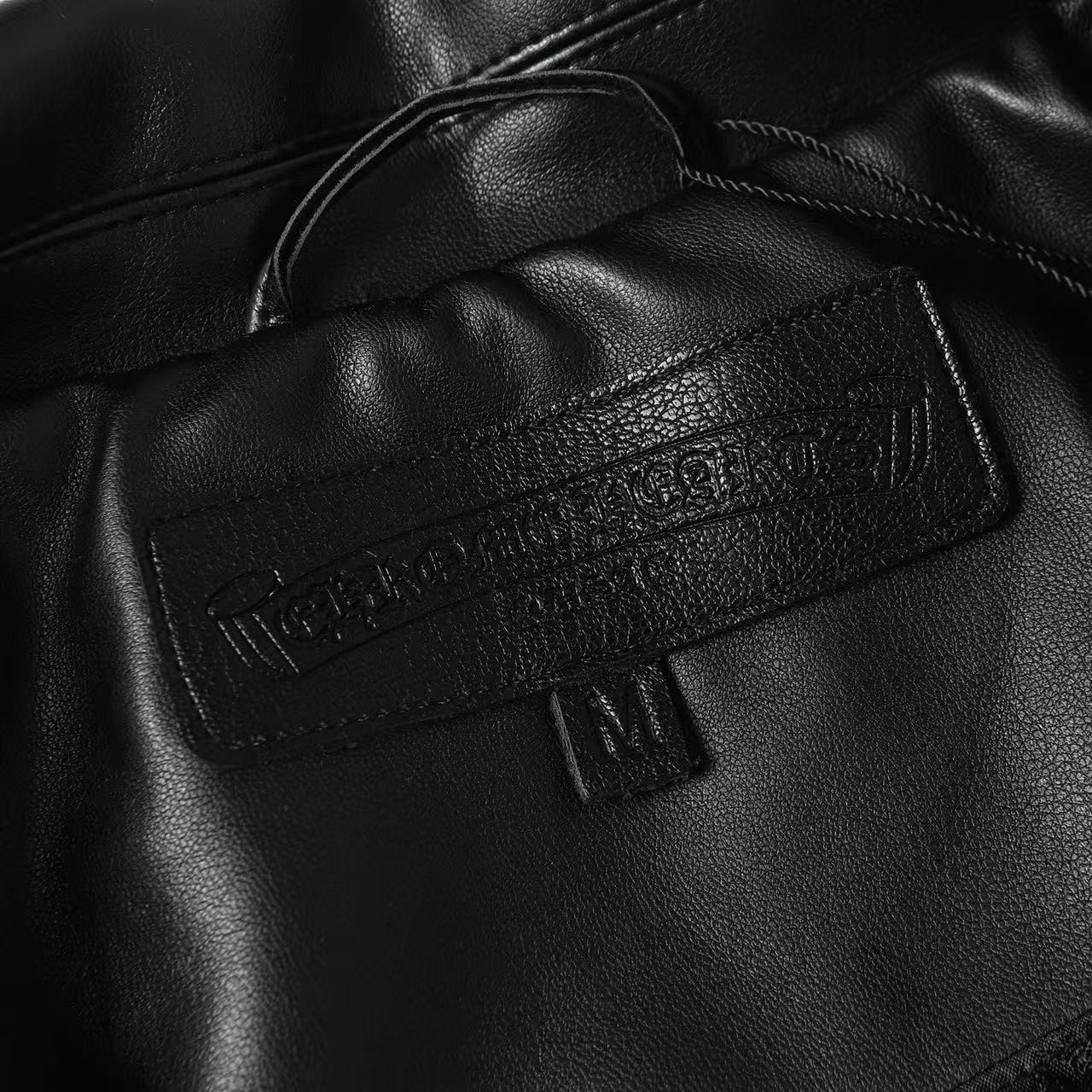<p>Chrome Hearts 五金十字架皮衣按扣夹克外套(黑)</p>