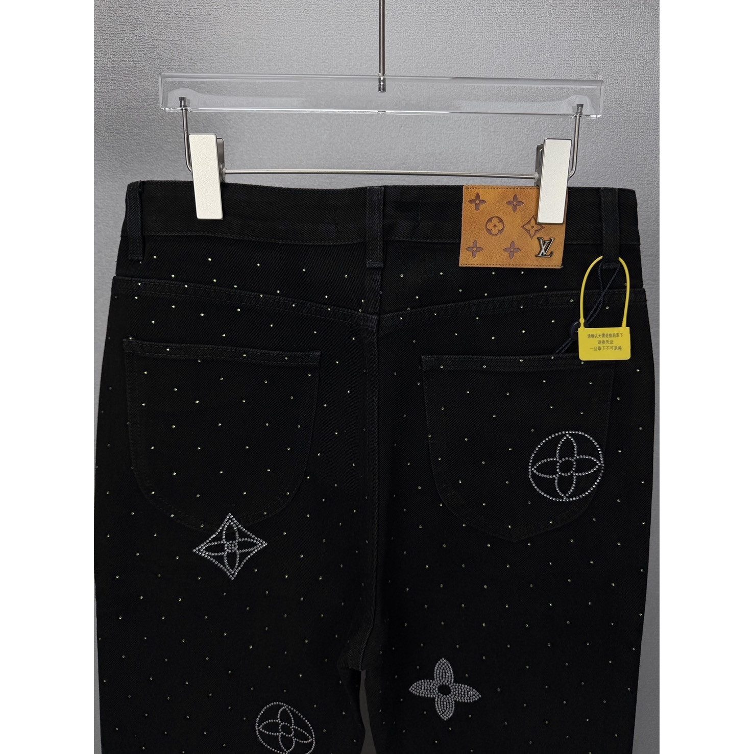 <p>&nbsp;LV 烫钻满天星logo情侣款水洗宽松牛仔裤(黑)</p>