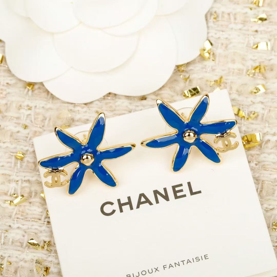 <p>CHANEL&nbsp;海星双C耳钉(藍)</p>