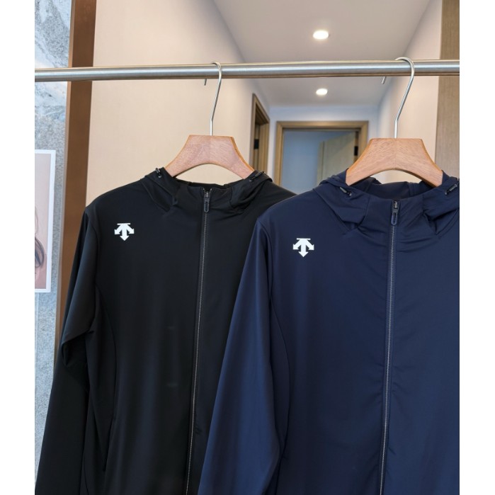 <p>DESCENTE 輕量高彈防曬外套(黑)</p>