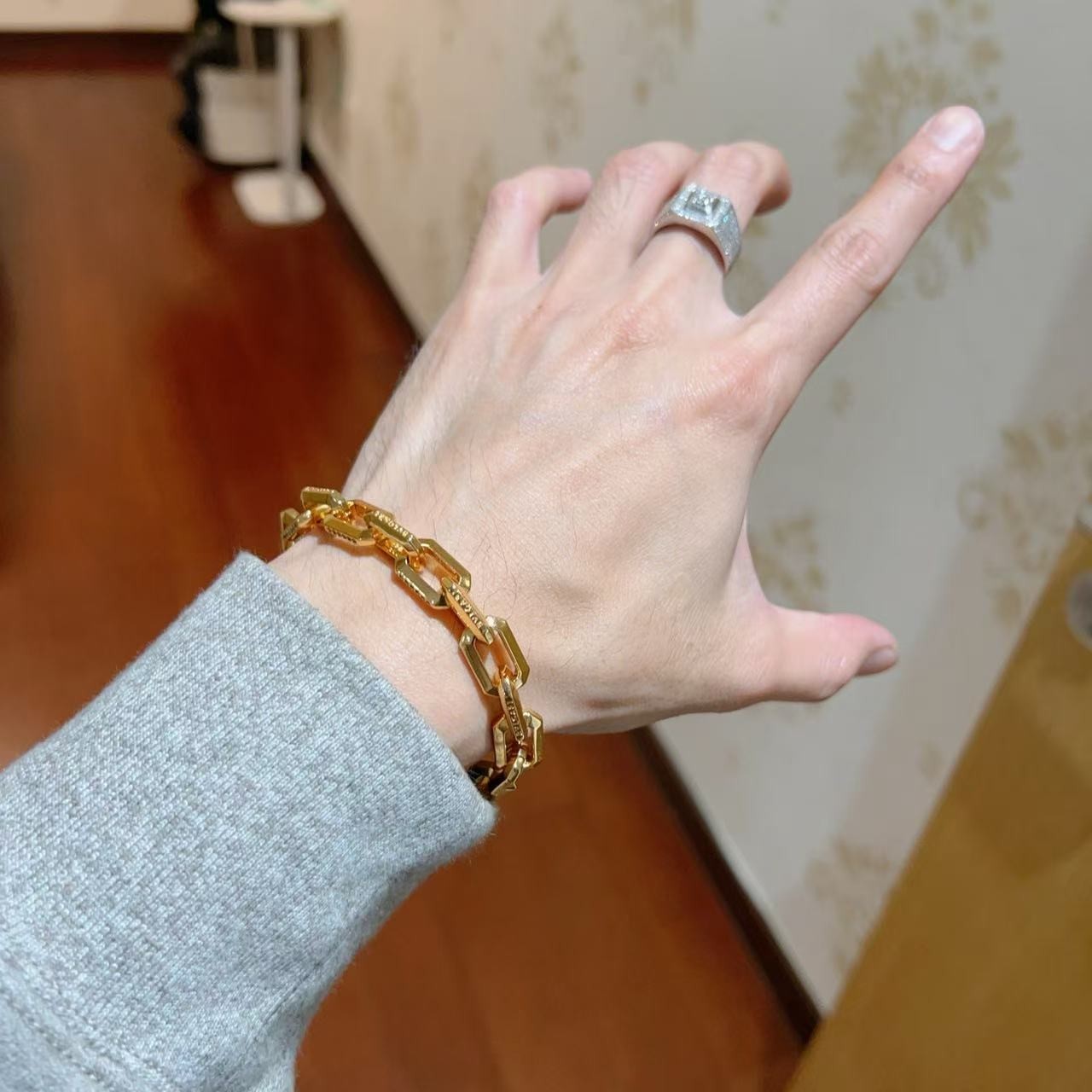 <p>BVLGARI&nbsp;手链</p>