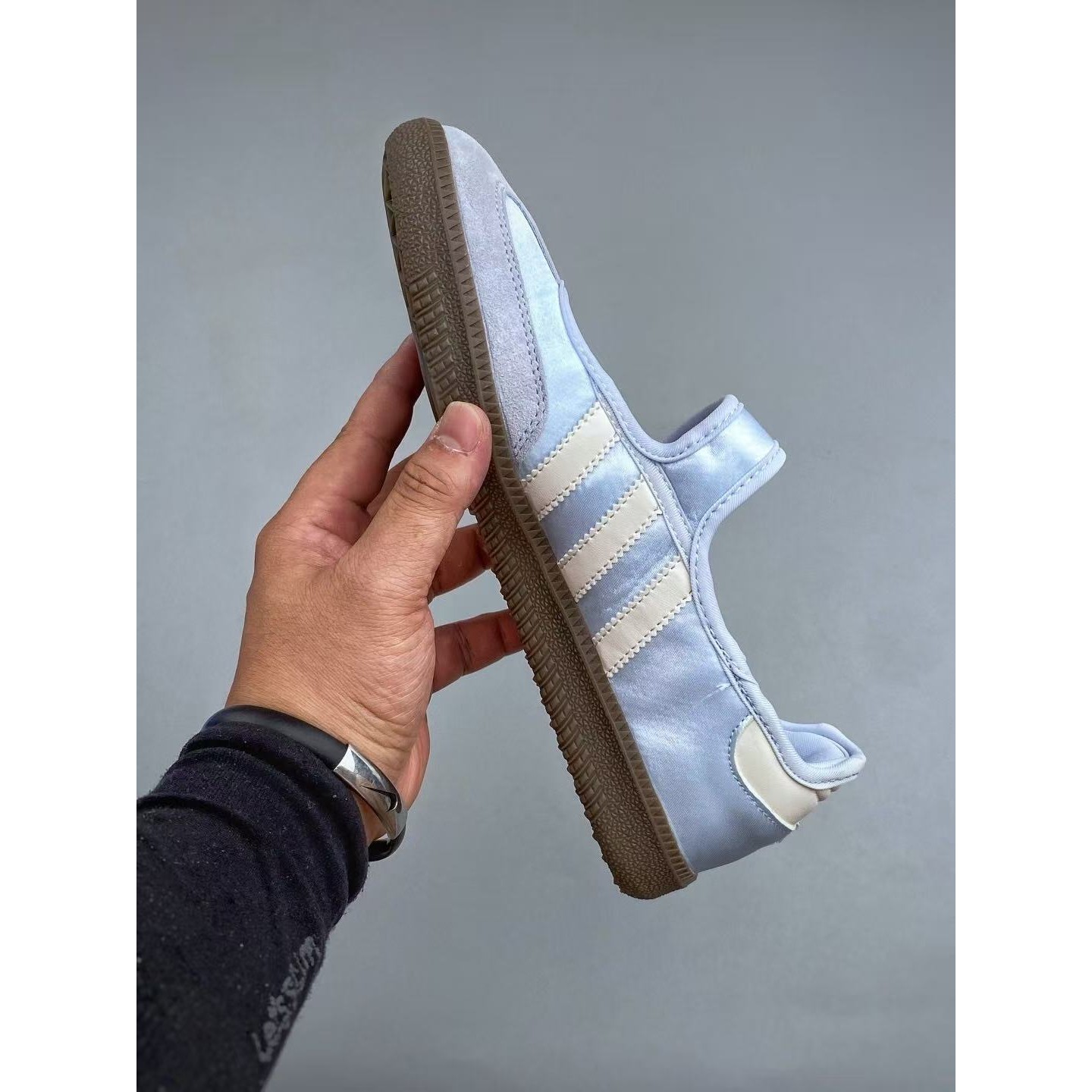 <p>Adidas&nbsp; 懒人一脚蹬运动鞋 (藍白)</p>