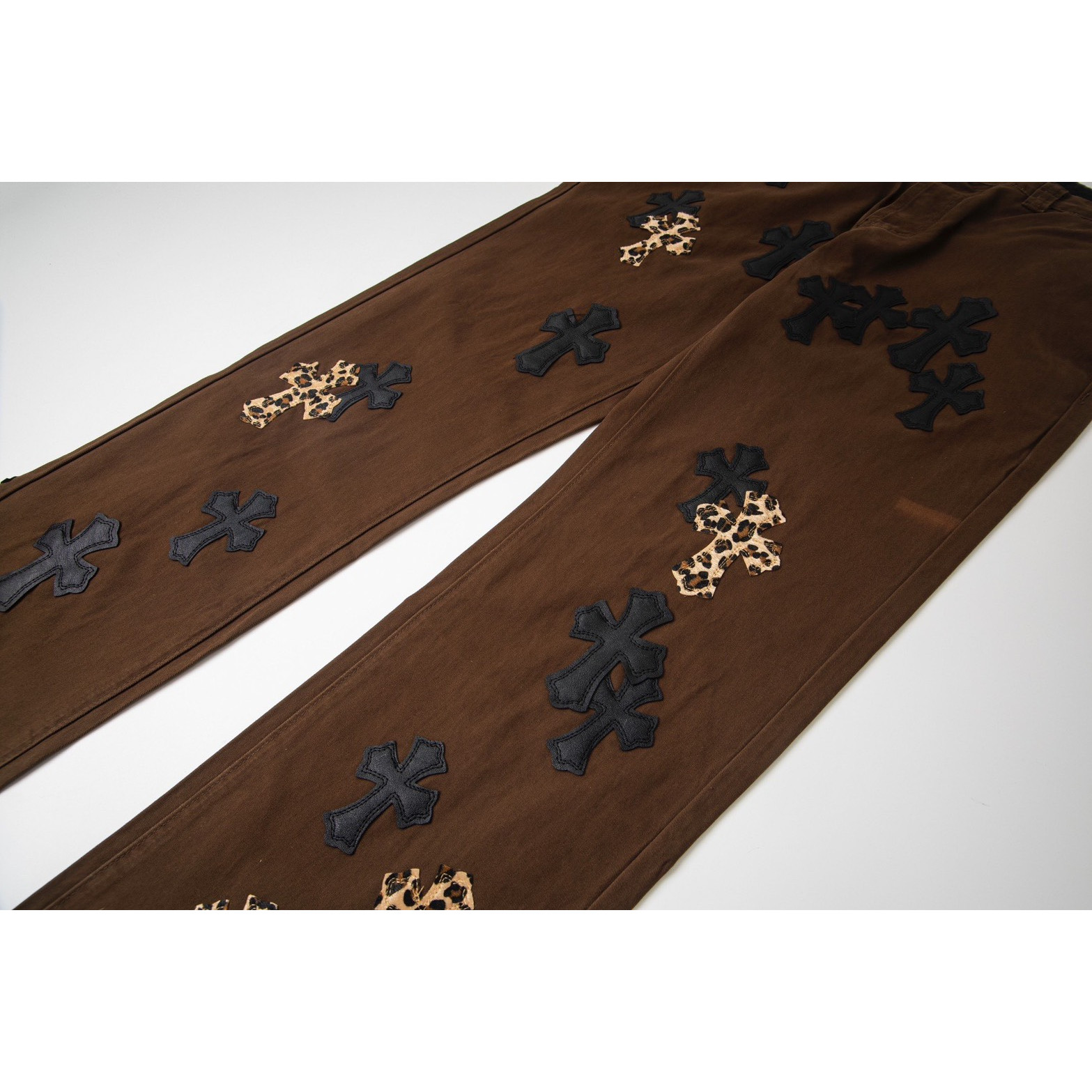<p>CHROME HEARTS 咖色休闲十字贴皮牛仔裤(1754#)</p>