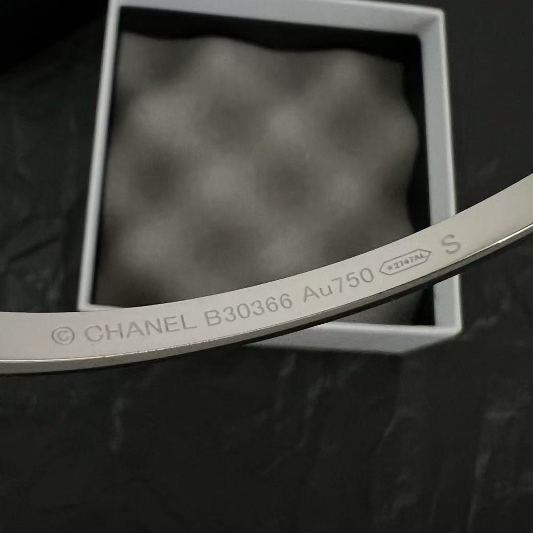<p>Chanel 中古手镯(銀)</p>