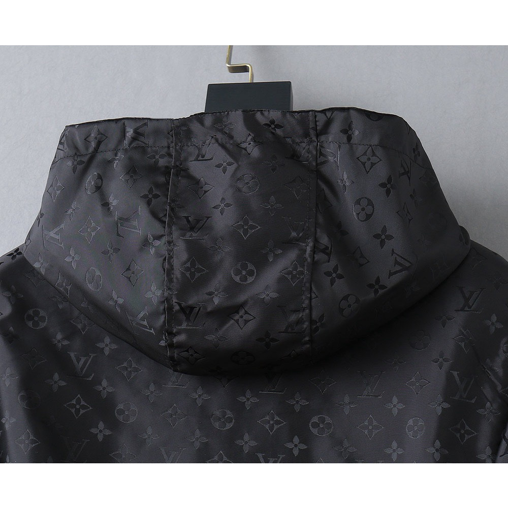 <p>LV 新款男士夹克外套</p>