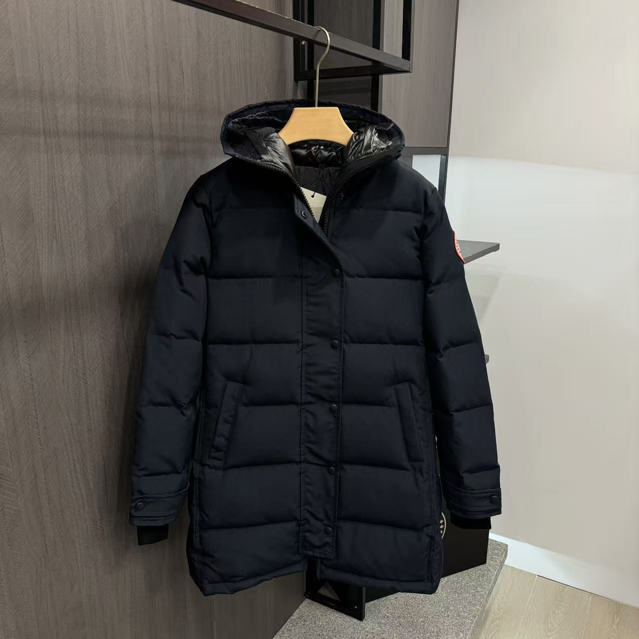 <p>Canada Goose Shelburn*派克大衣羽绒服(藏青紅標)</p>
