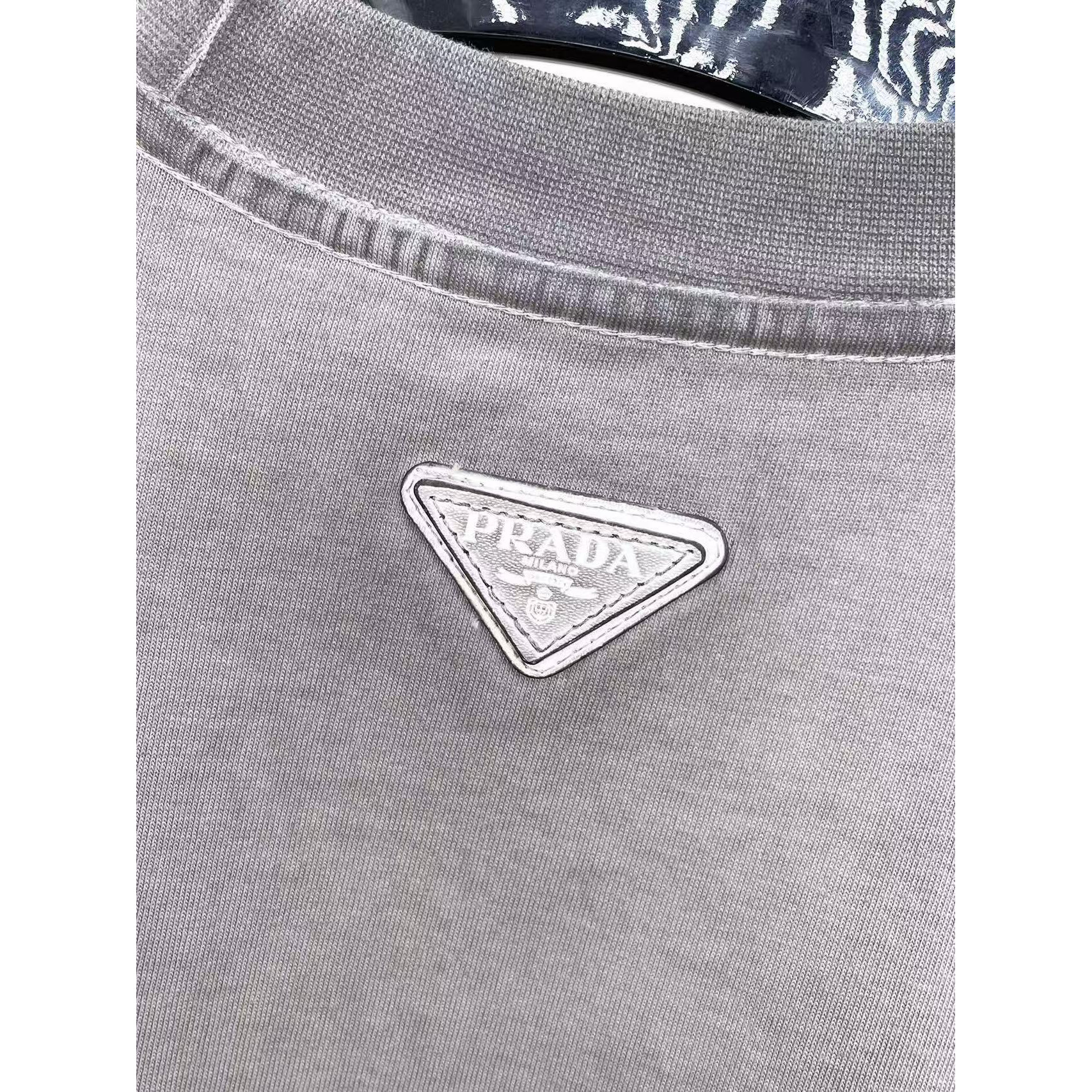 <p>PRADA&nbsp;专柜新款短袖T恤(洗水紫)</p>