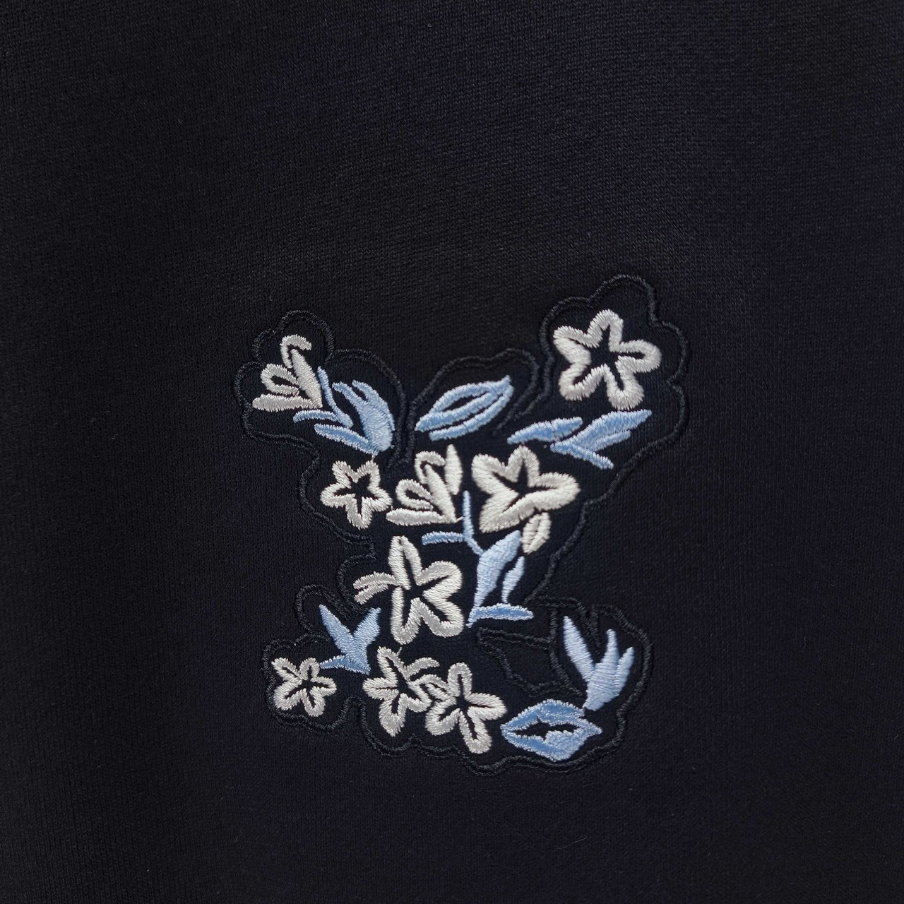 <p>LV&nbsp;圆领长袖卫衣(黑)</p>