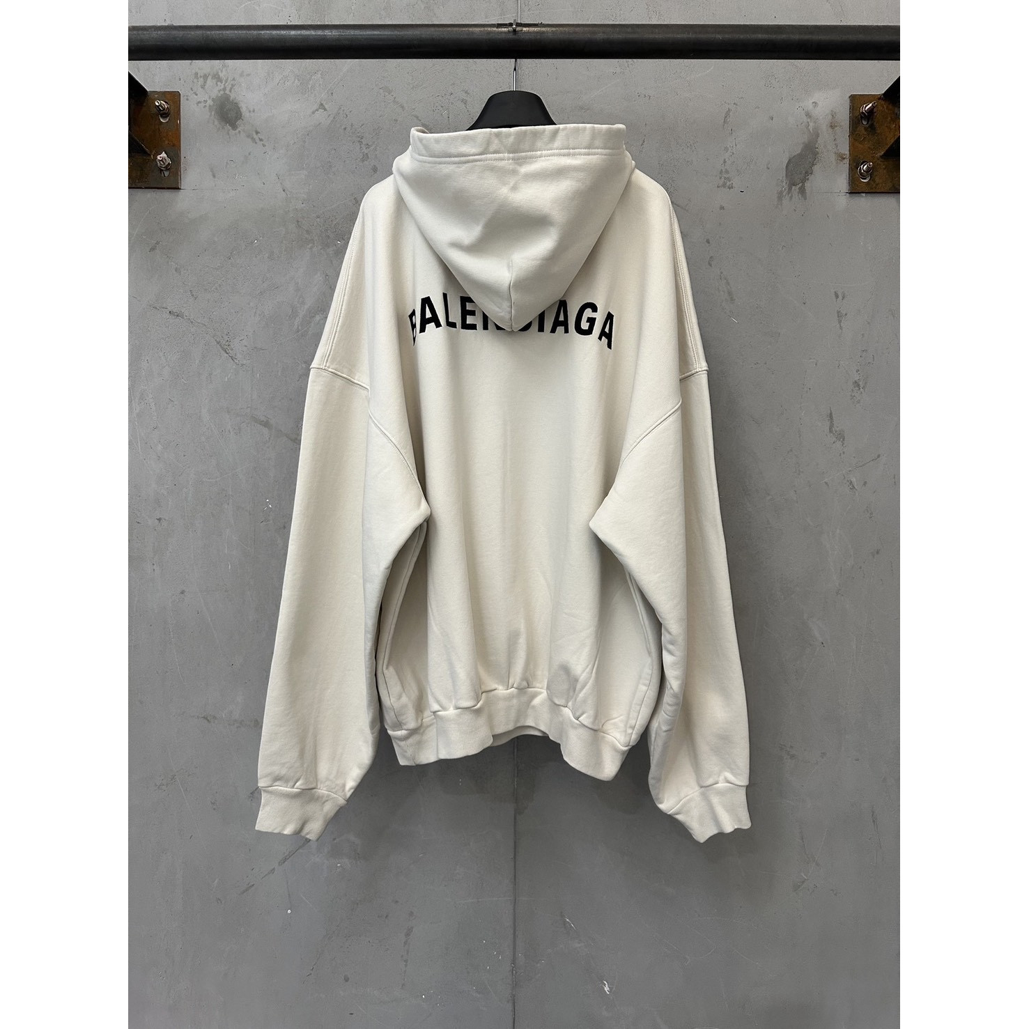 <p>Balenciaga 开领刺绣logo连帽卫衣(灰)</p>