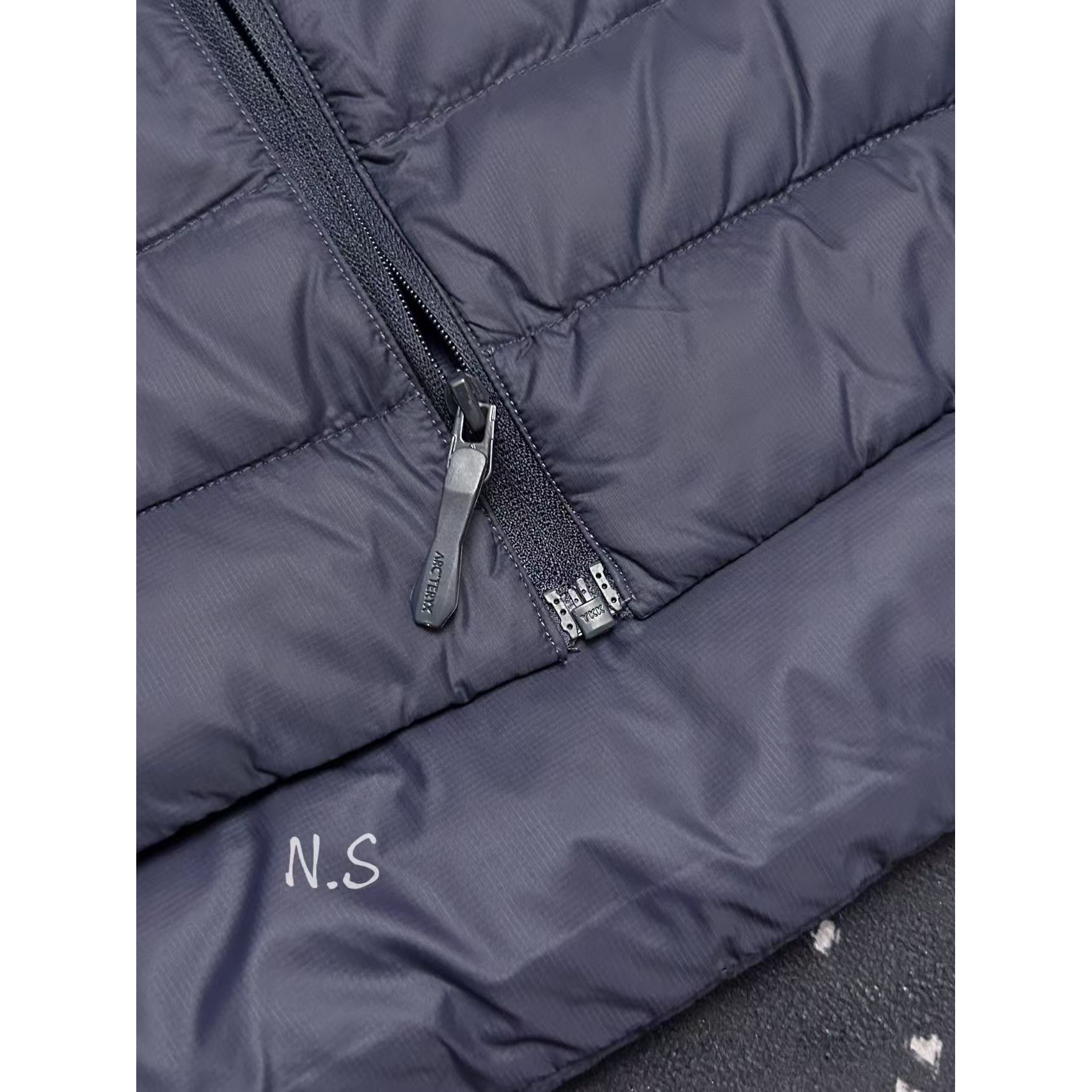 <p>Arc'teryx 立领鹅绒马甲(藏青)</p>