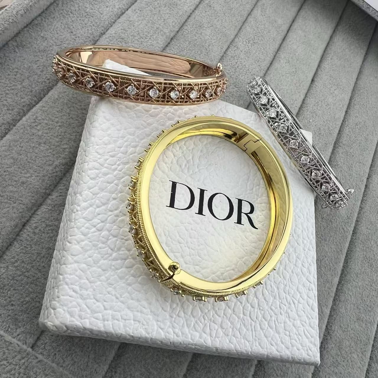 <p>Dior 扭绳菱形网格主钻手镯<br />
&nbsp;</p>
