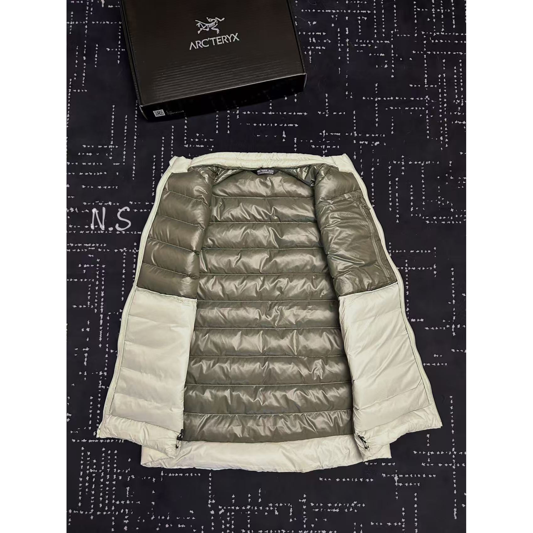 <p>Arc'teryx 立领鹅绒马甲(岩灰綠)</p>