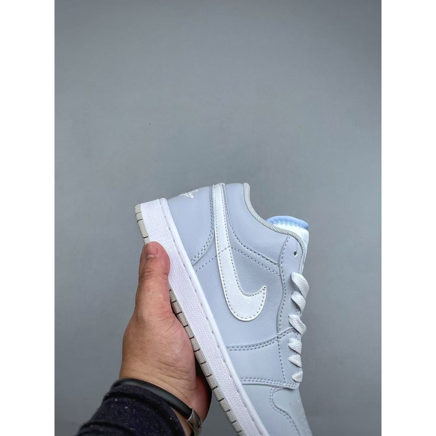 <p>Nike Air Jordan Air Jordan 1 休闲板鞋(灰白)</p>